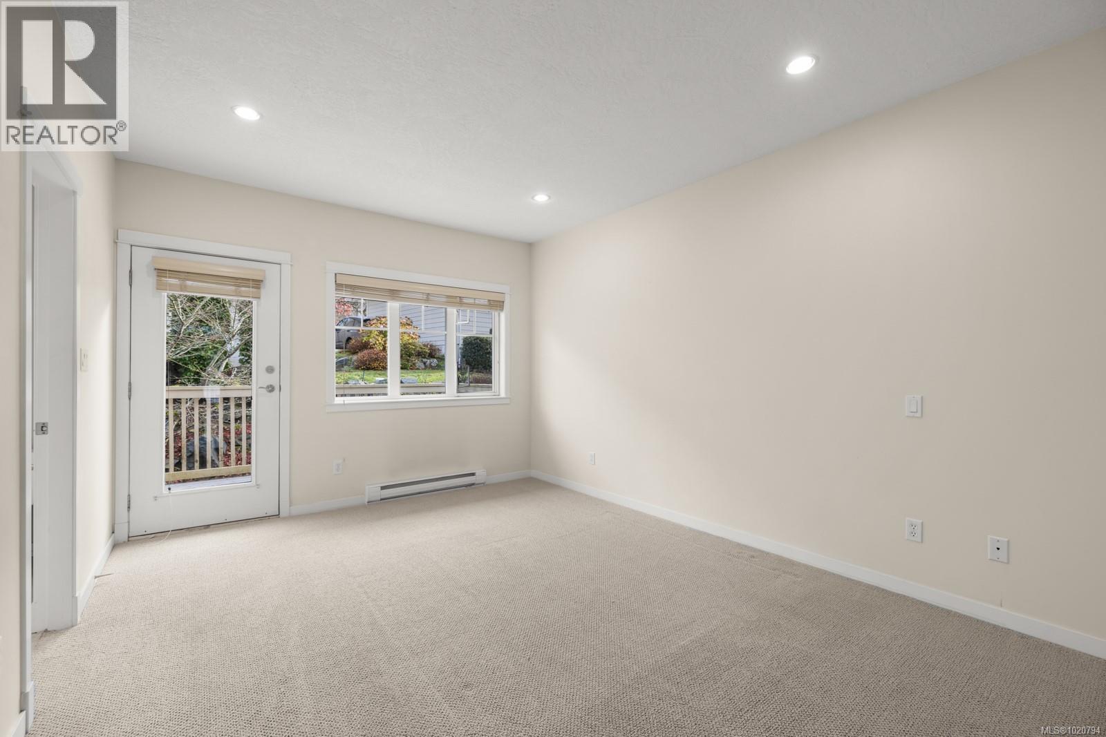 5 4079 Douglas Street, Saanich