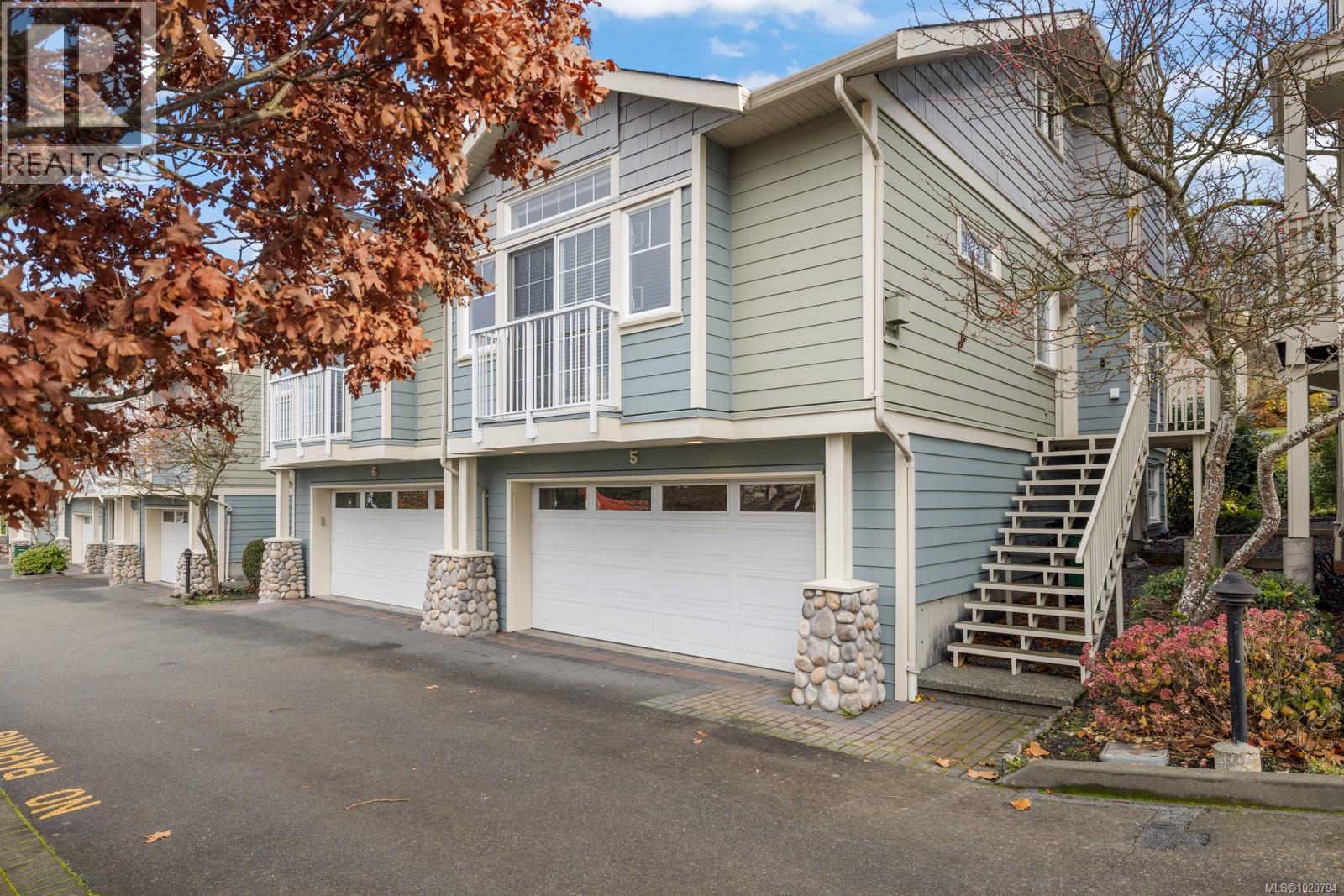 5 4079 Douglas Street, Saanich