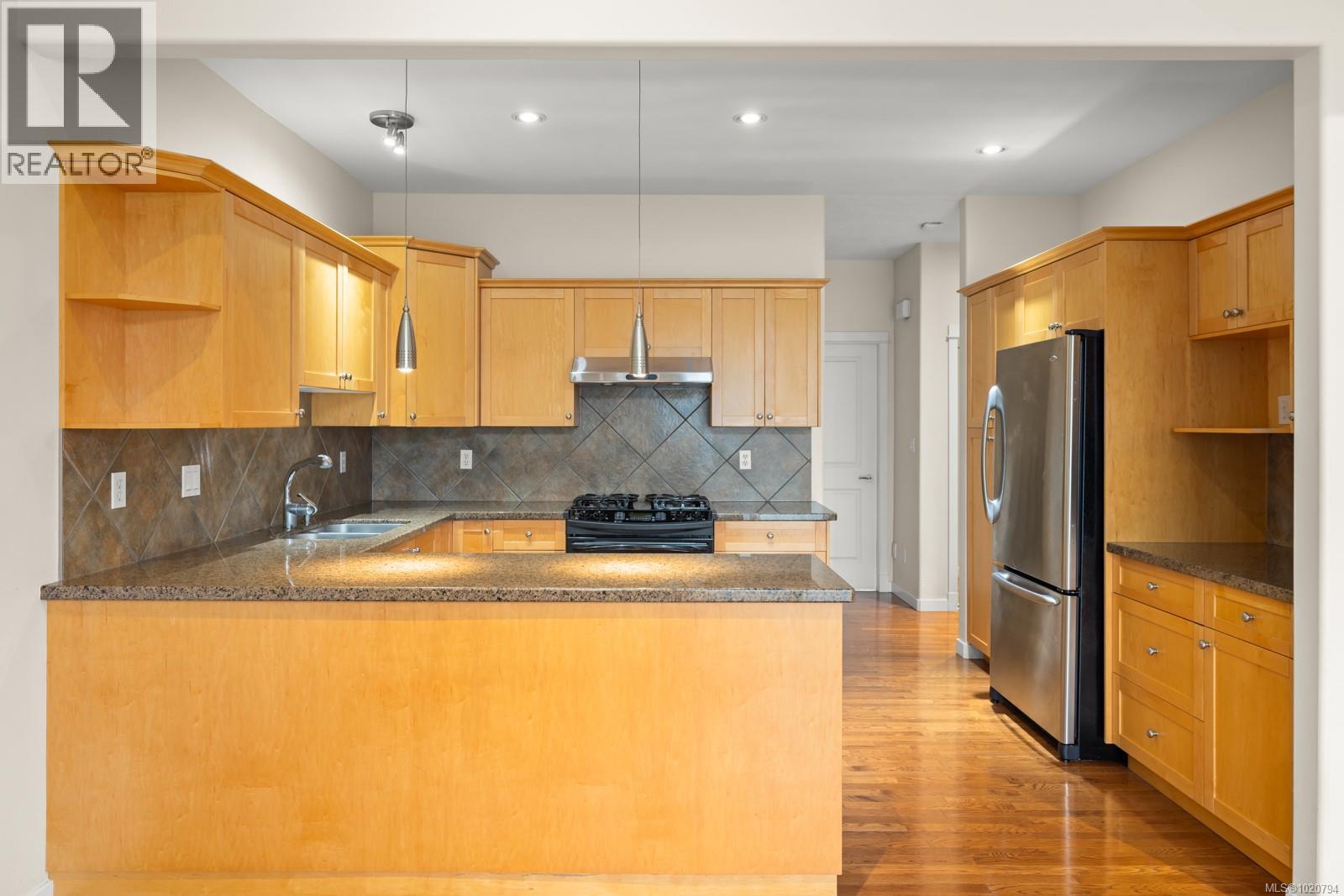 5 4079 Douglas Street, Saanich