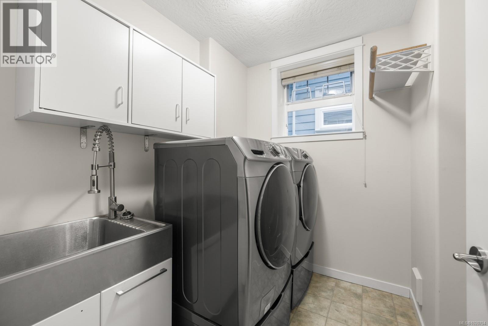 5 4079 Douglas Street, Saanich