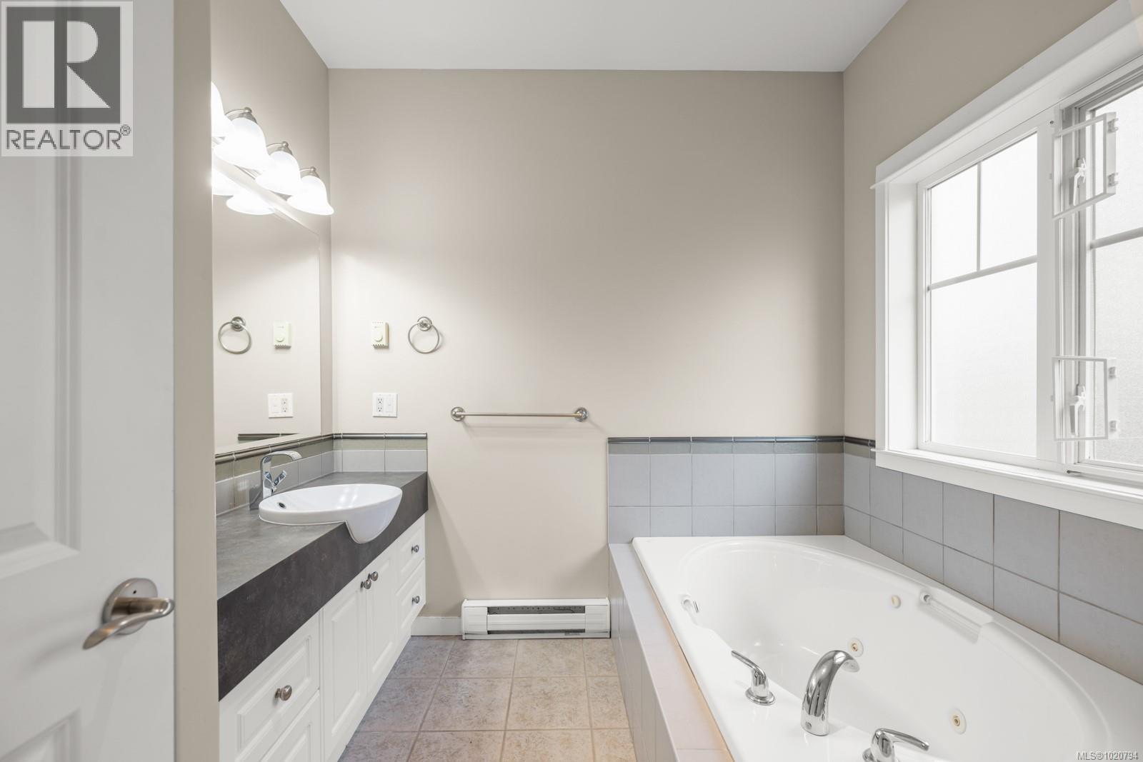 5 4079 Douglas Street, Saanich