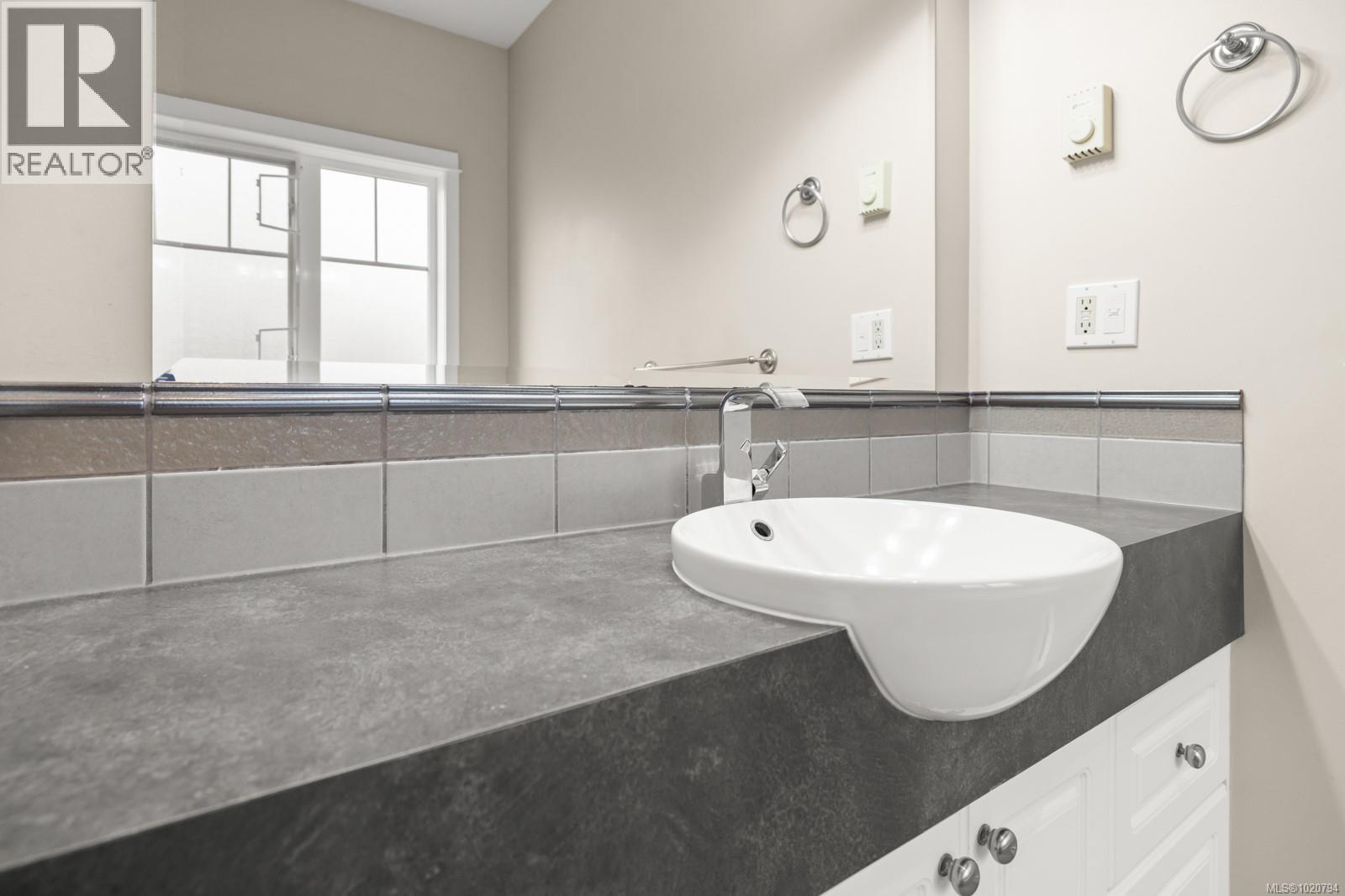 5 4079 Douglas Street, Saanich