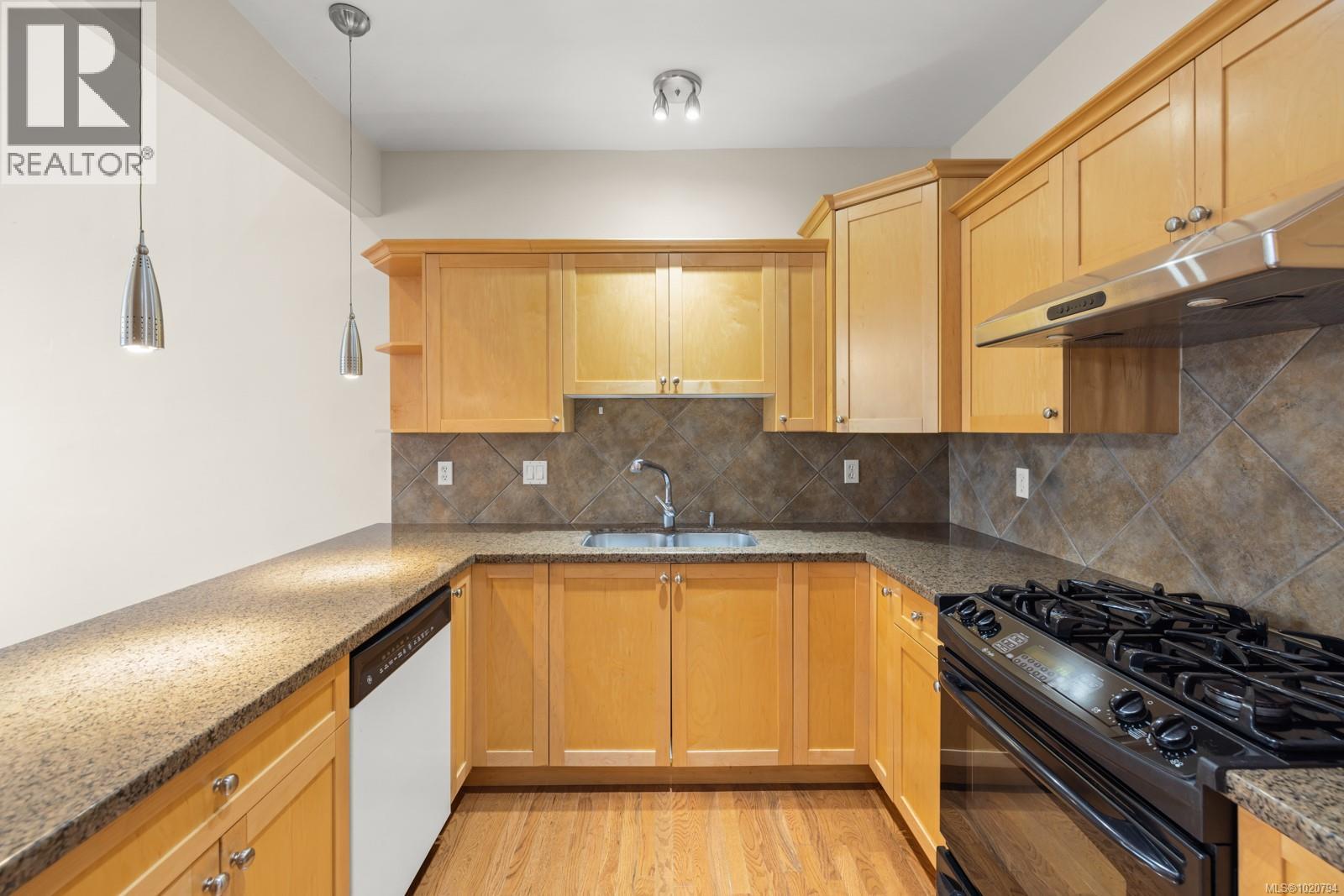 5 4079 Douglas Street, Saanich