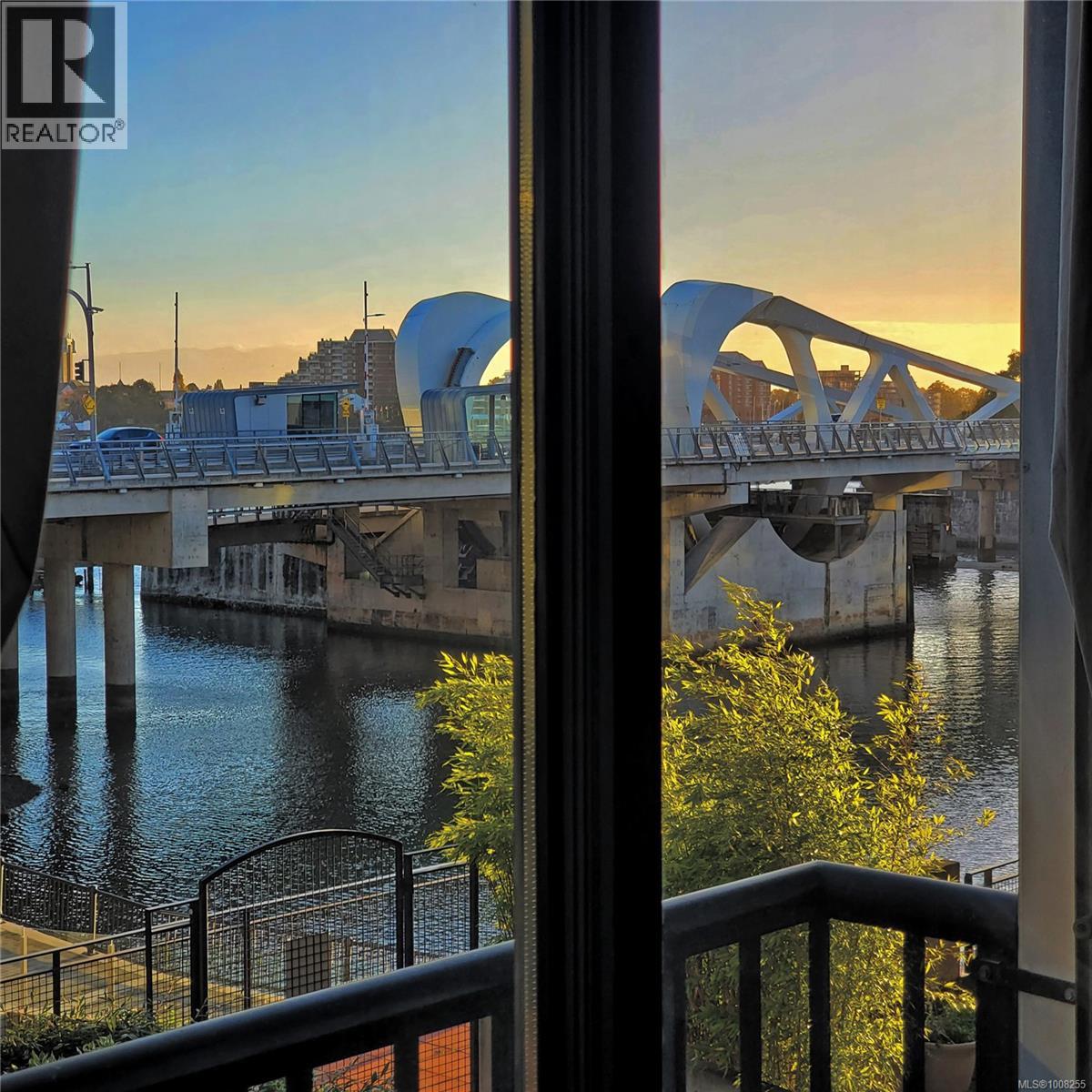 212 409 Swift Street, Victoria