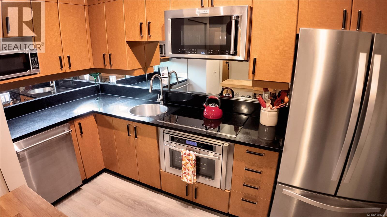 212 409 Swift Street, Victoria