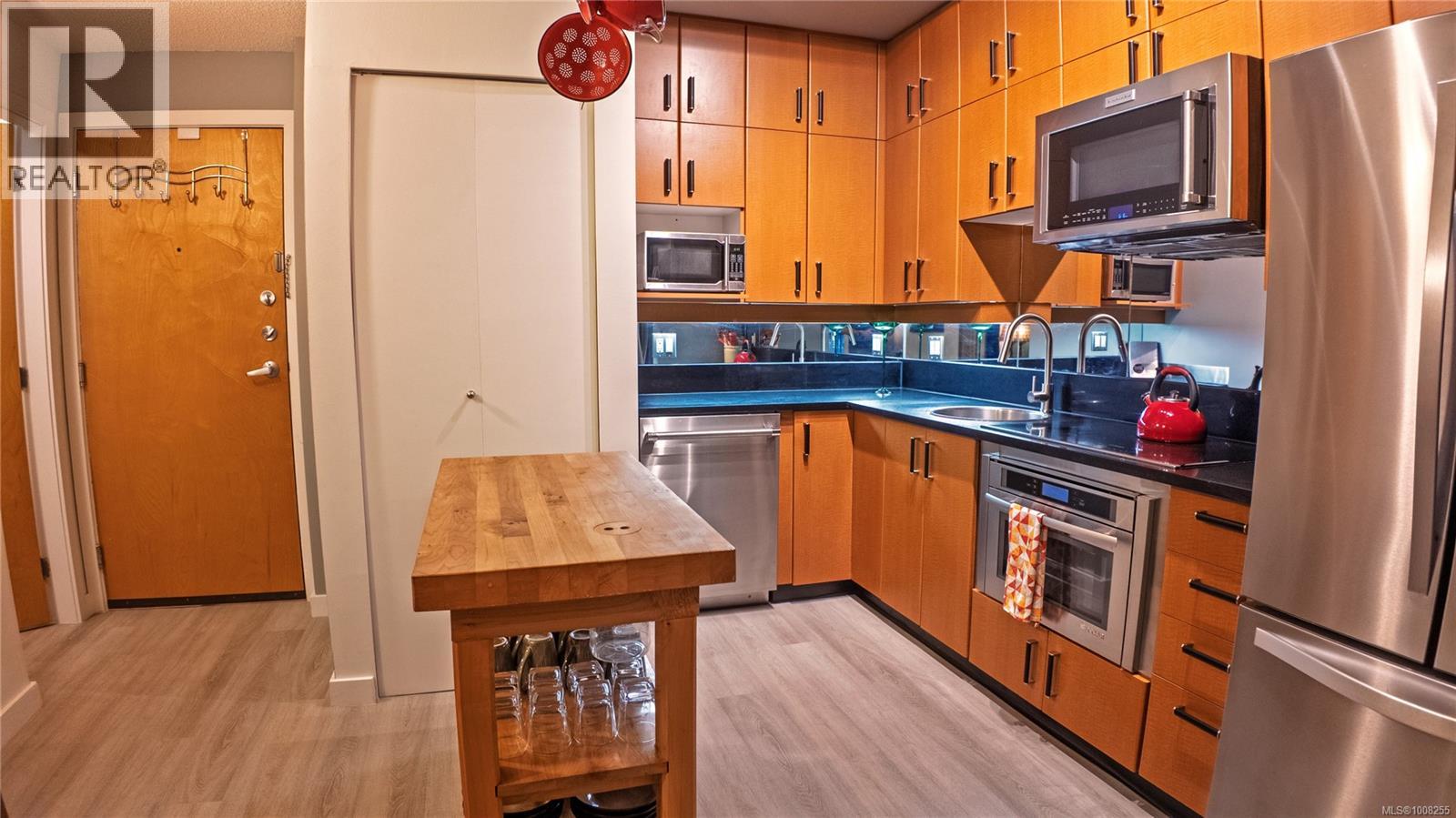 212 409 Swift Street, Victoria