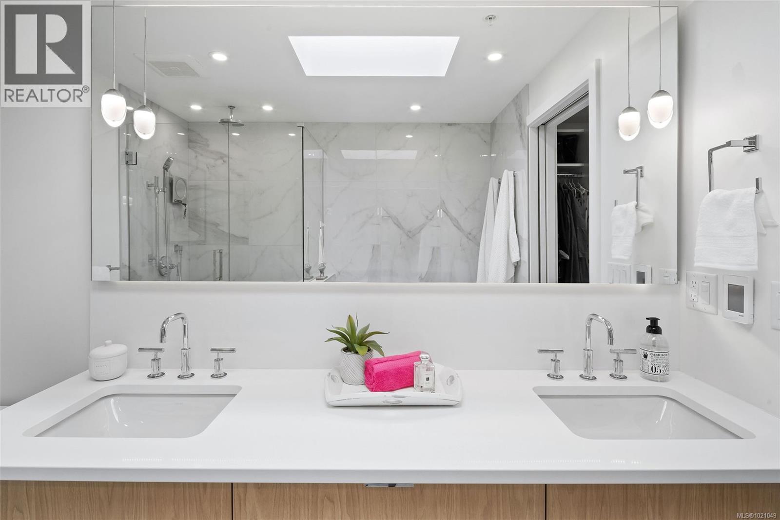 405 5118 Cordova Bay Road, Saanich