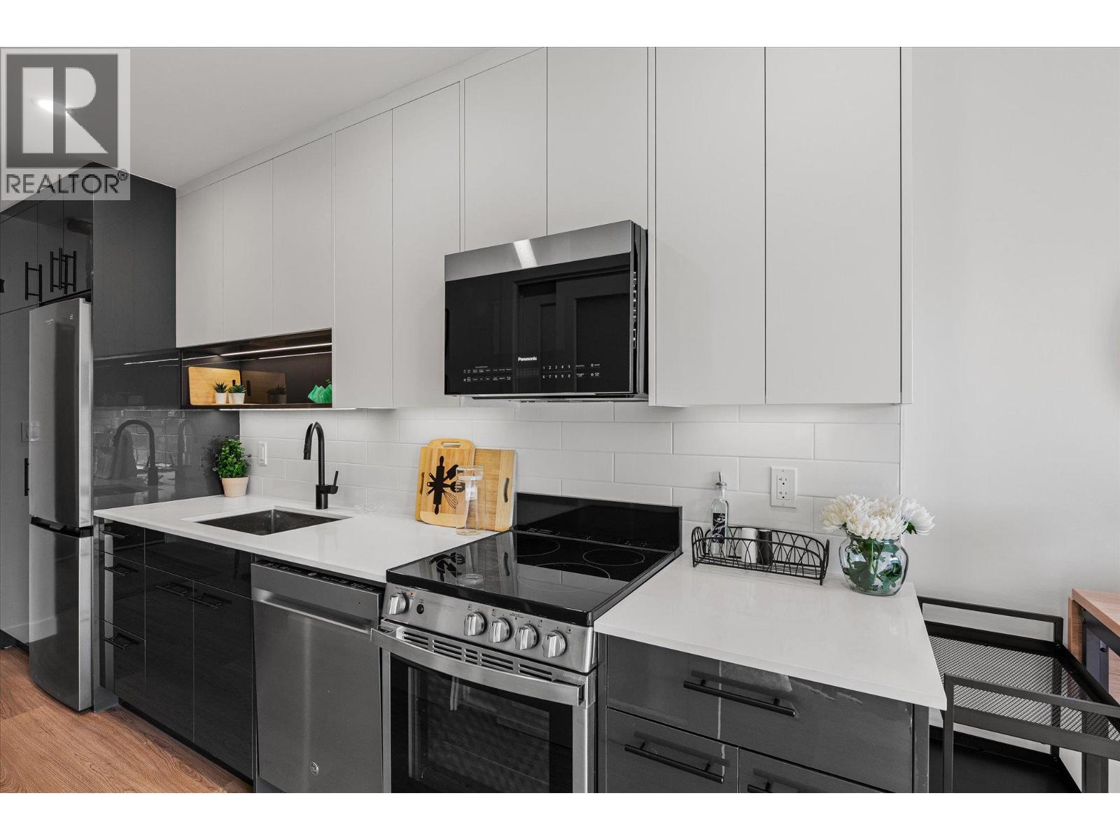 208 1380 Pridham Avenue, Kelowna