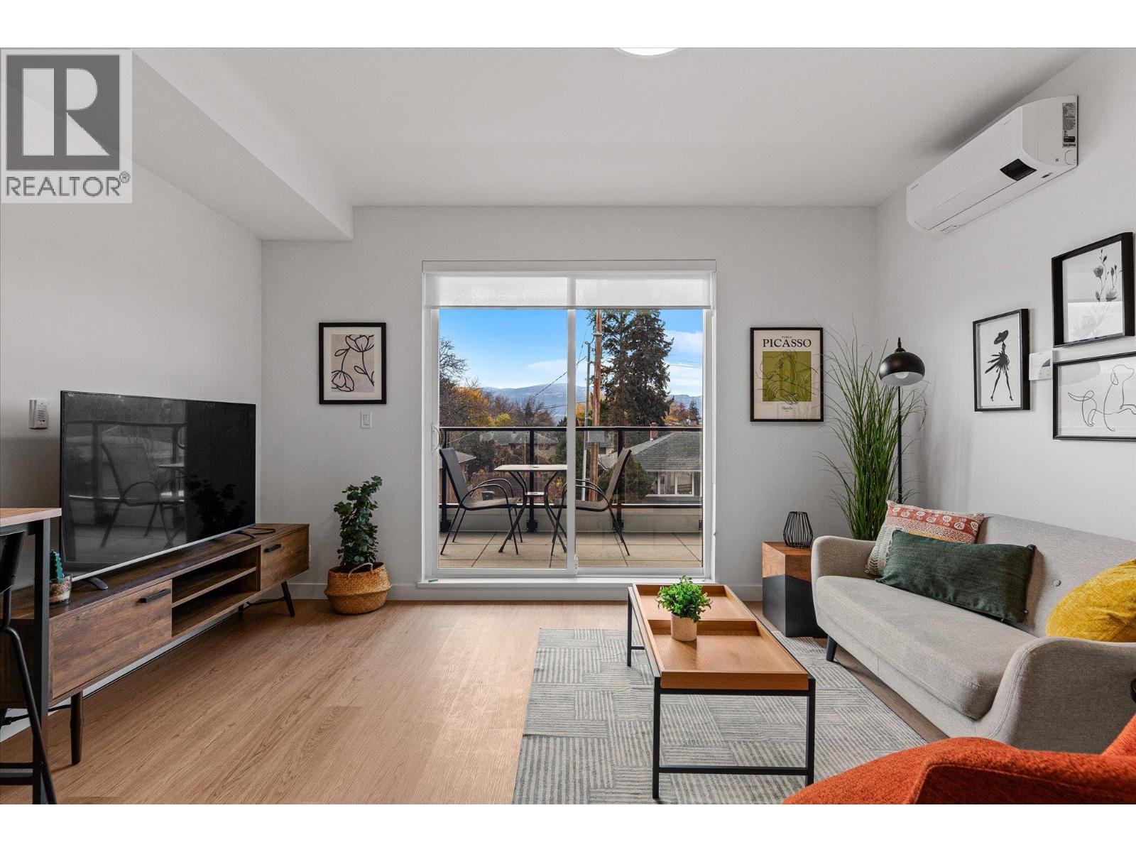 208 1380 Pridham Avenue, Kelowna