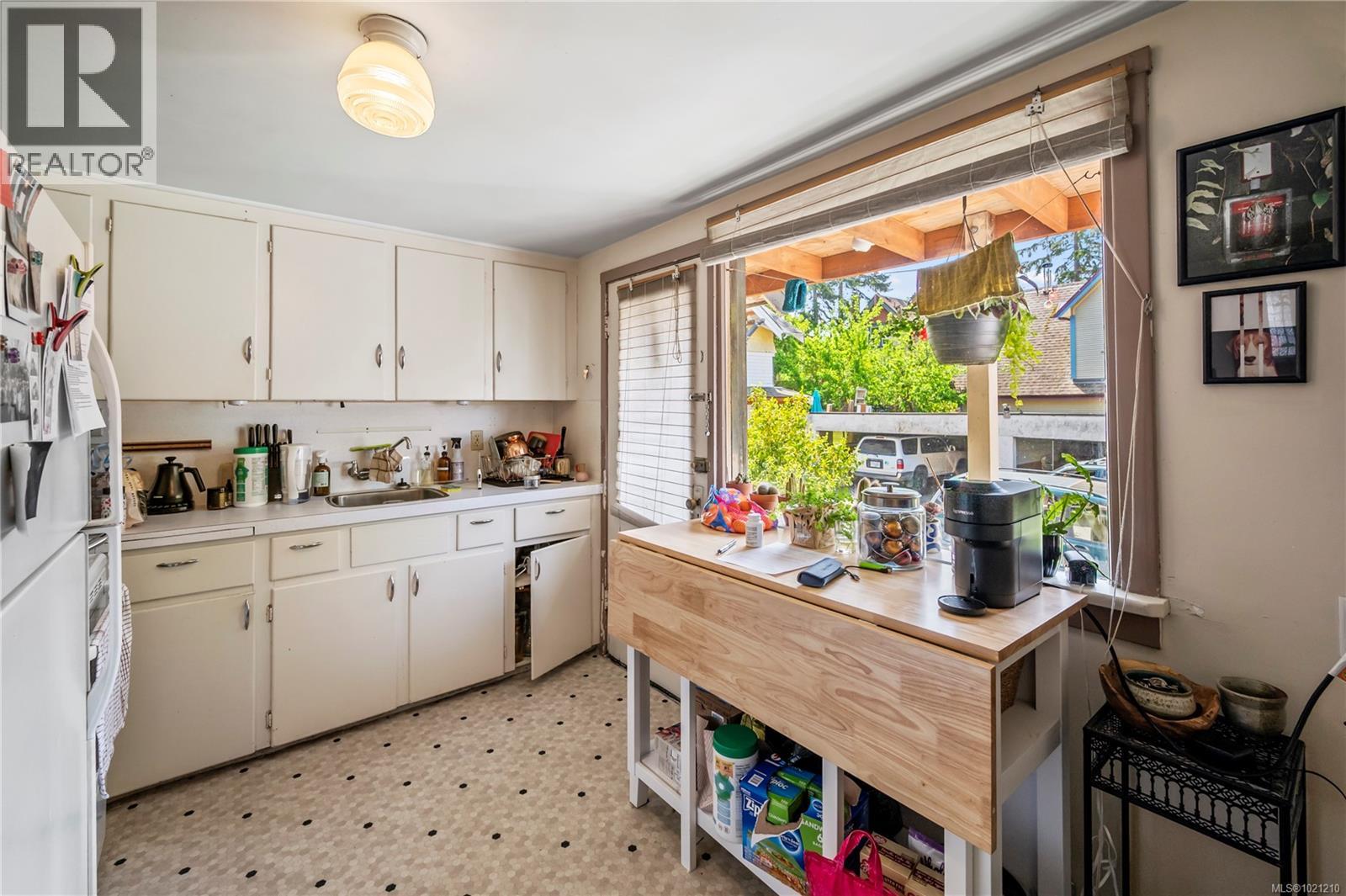  1157 Princess Avenue, Victoria