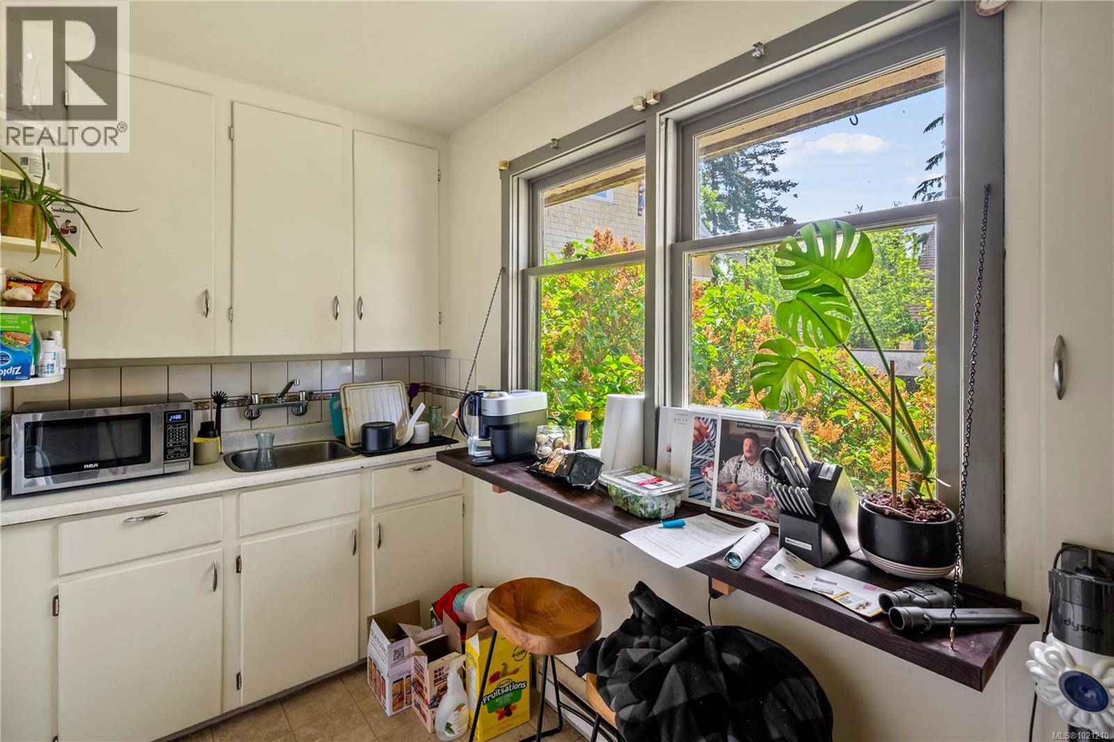  1157 Princess Avenue, Victoria