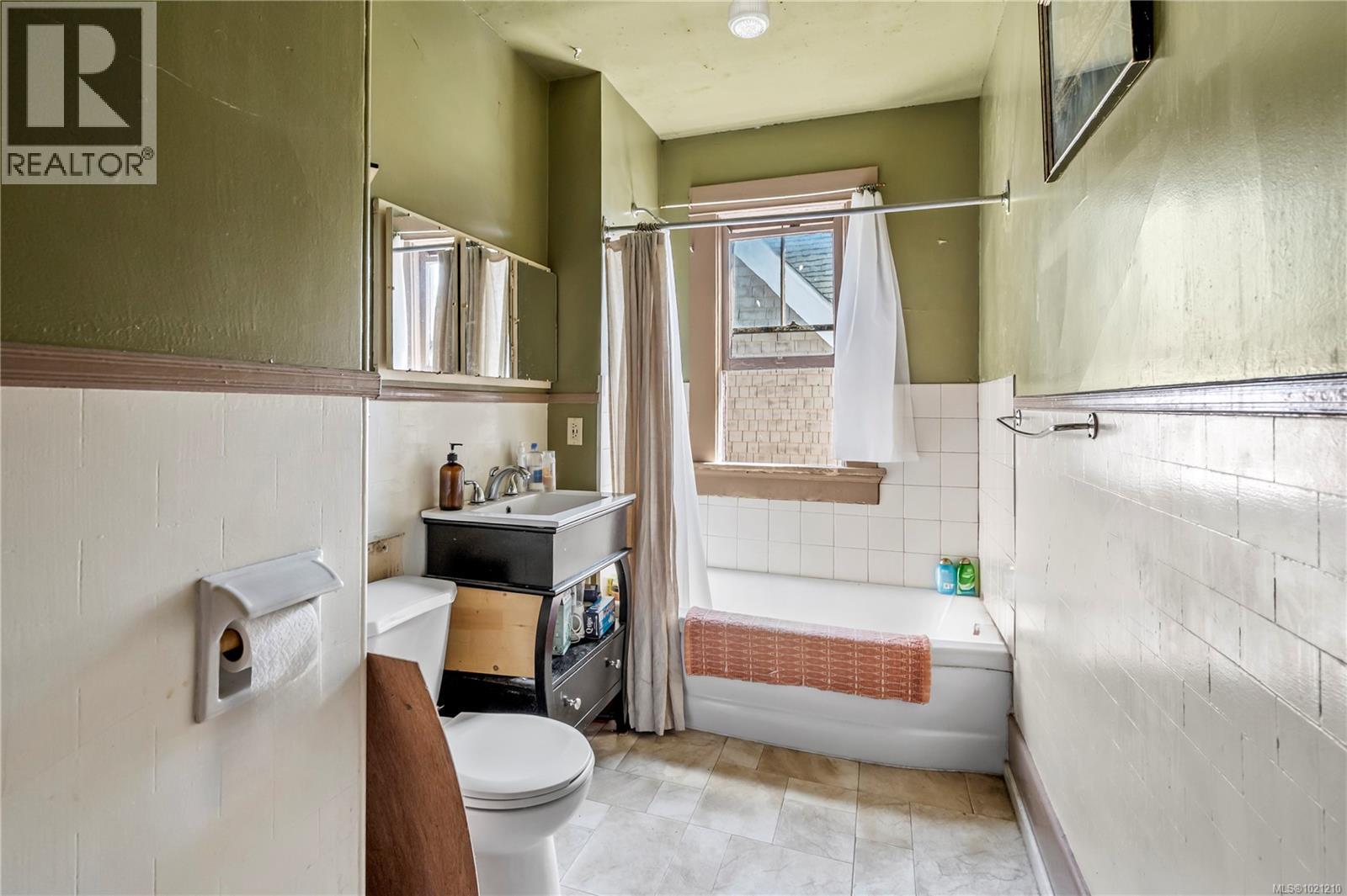  1157 Princess Avenue, Victoria