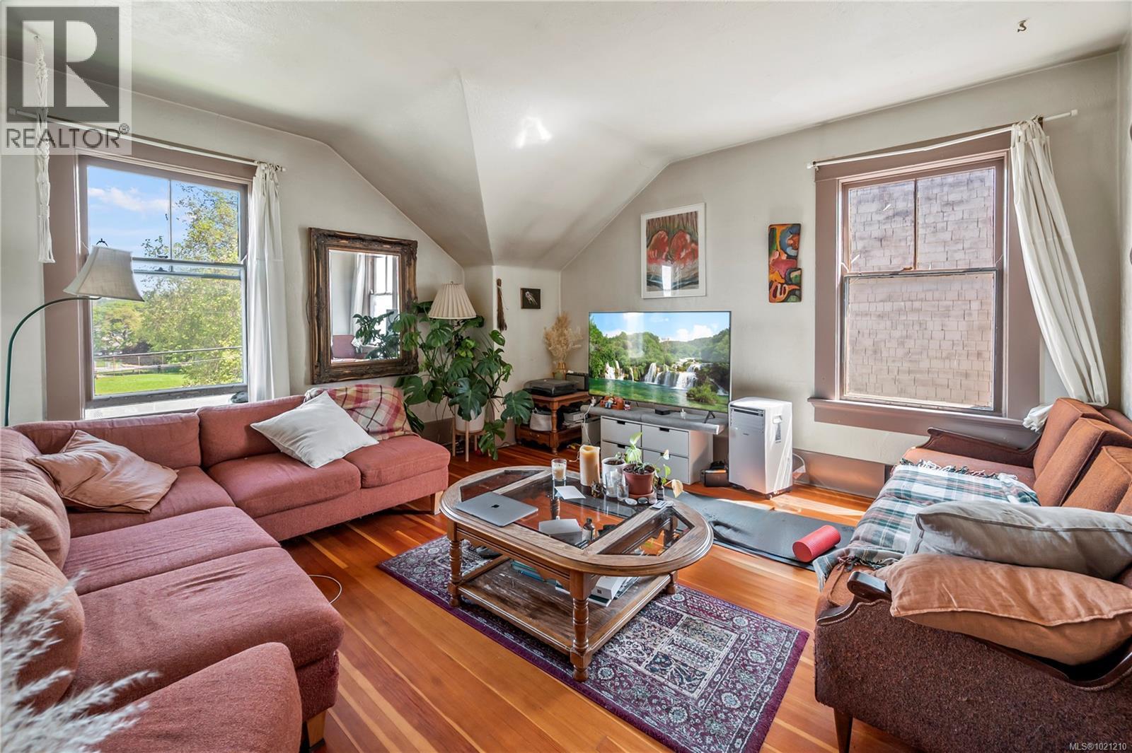  1157 Princess Avenue, Victoria