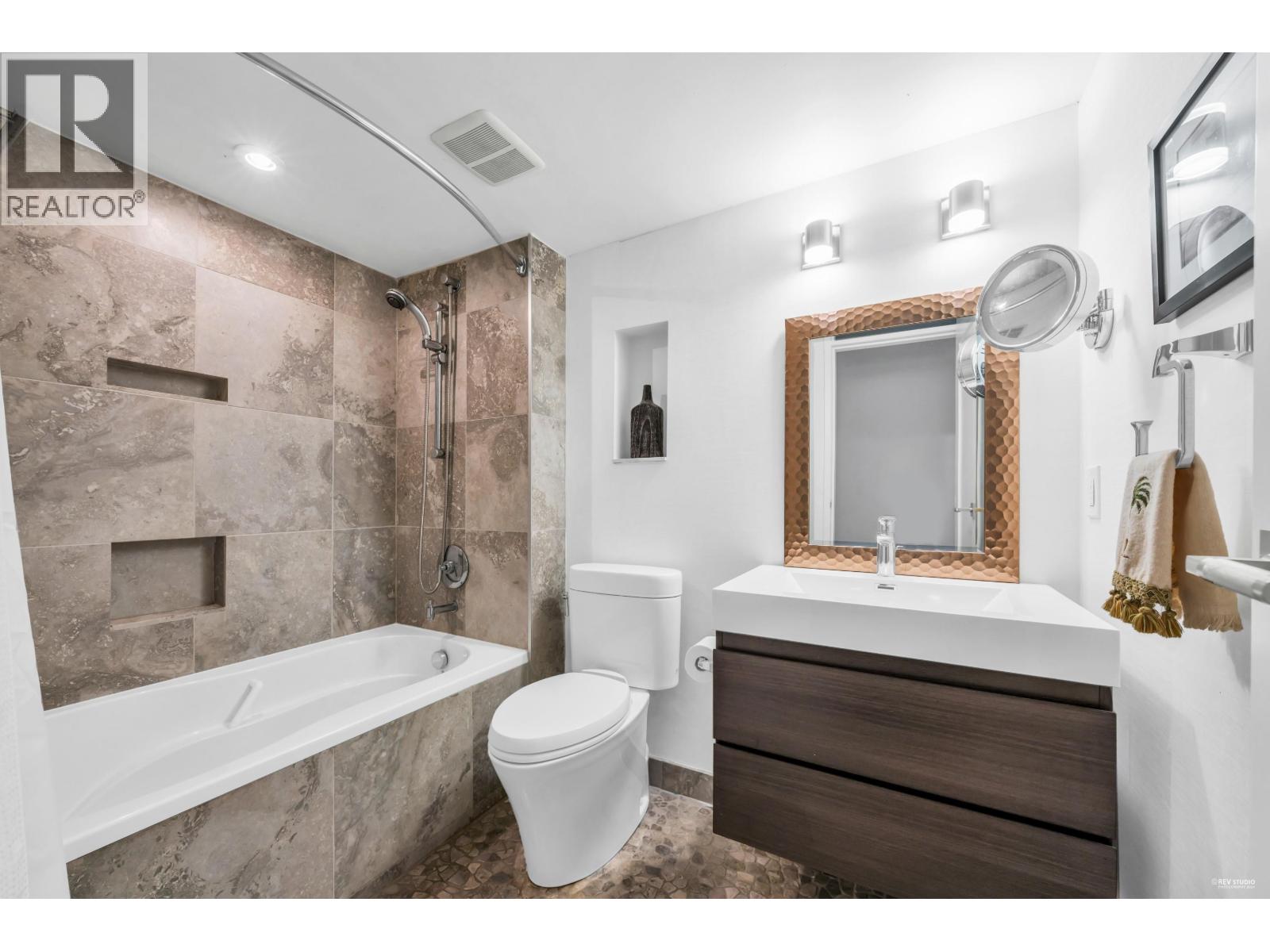 2243 OAK STREET, Vancouver