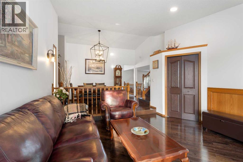 Single Family House 3 Level for Sale in  Pasadena Gardens NE Monterey Park Calgary 