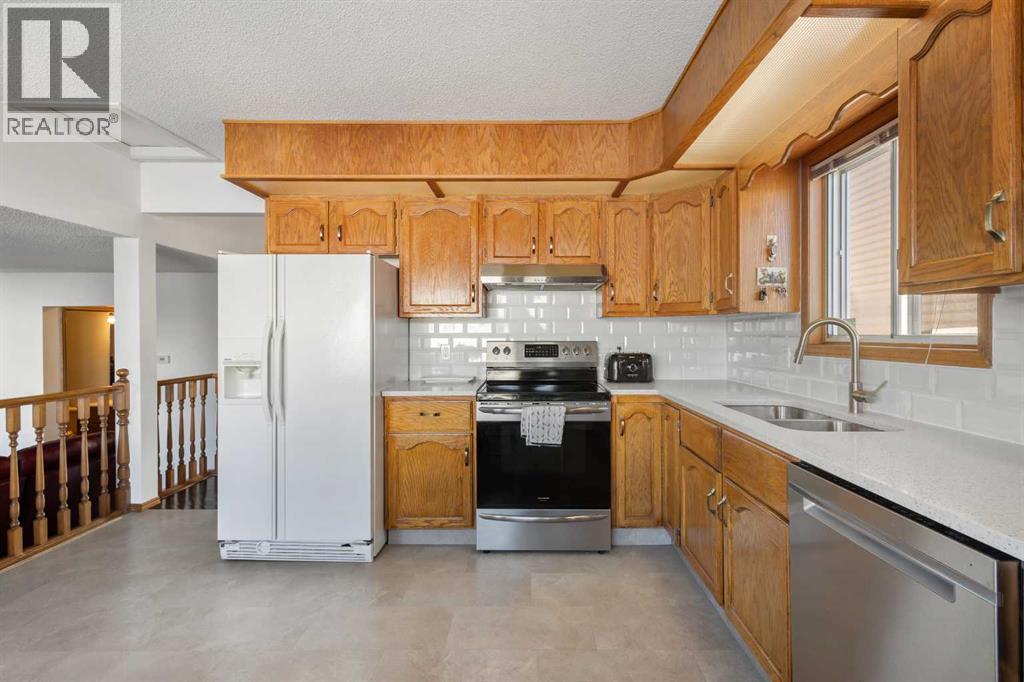 Single Family House 3 Level for Sale in  Pasadena Gardens NE Monterey Park Calgary 