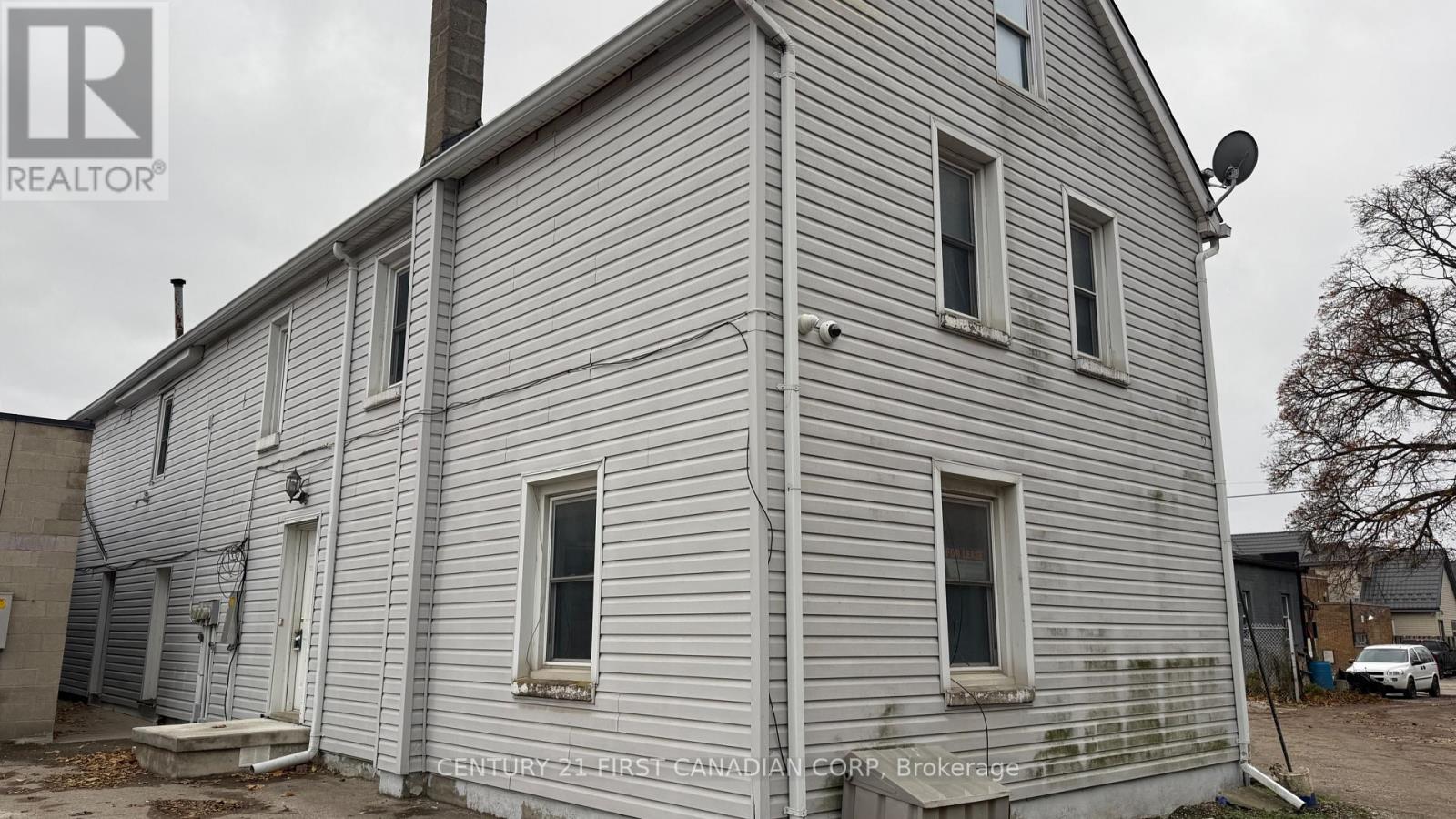 1072 Dundas Unit 3 photo 2