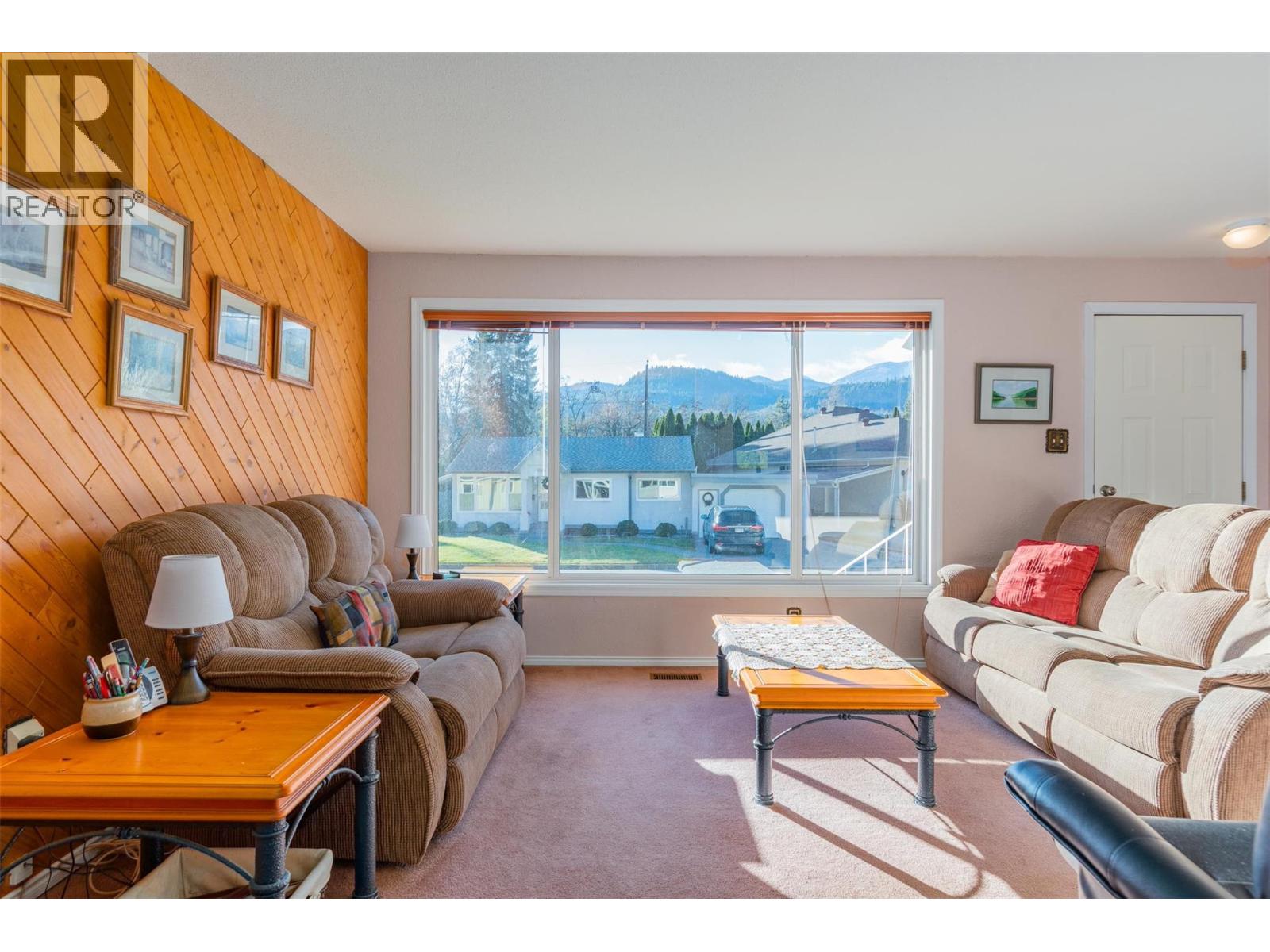 1043 Regan Crescent, Trail