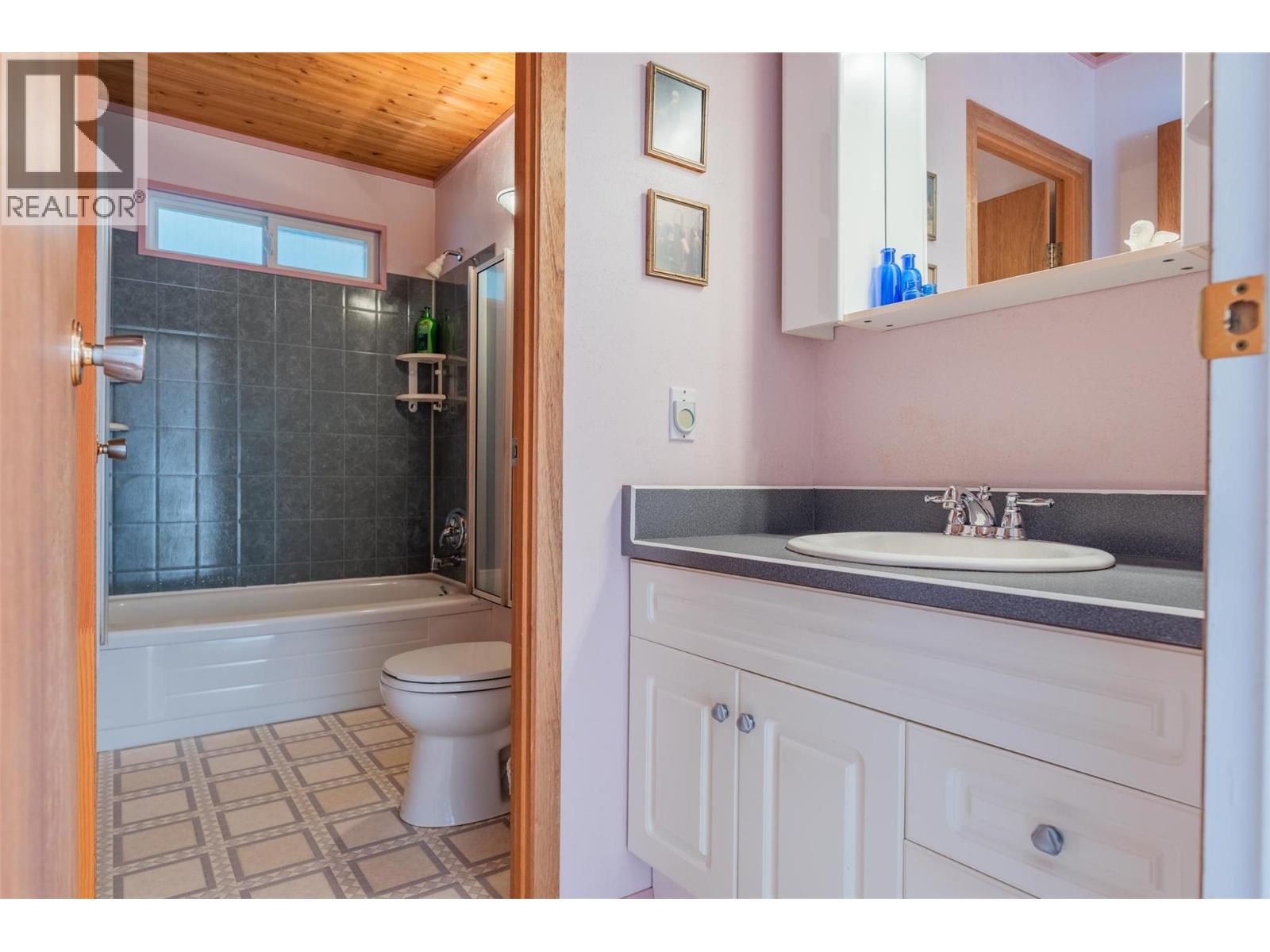 1043 Regan Crescent, Trail