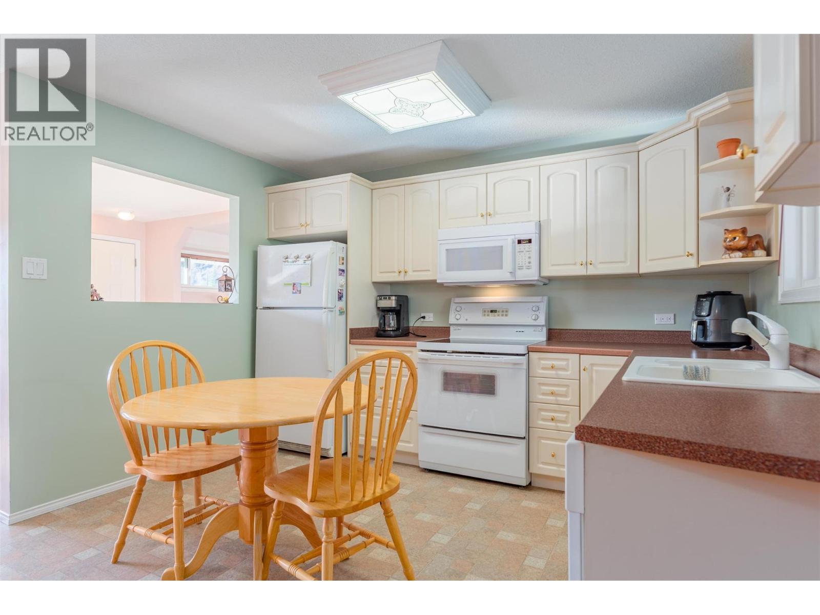 1043 Regan Crescent, Trail