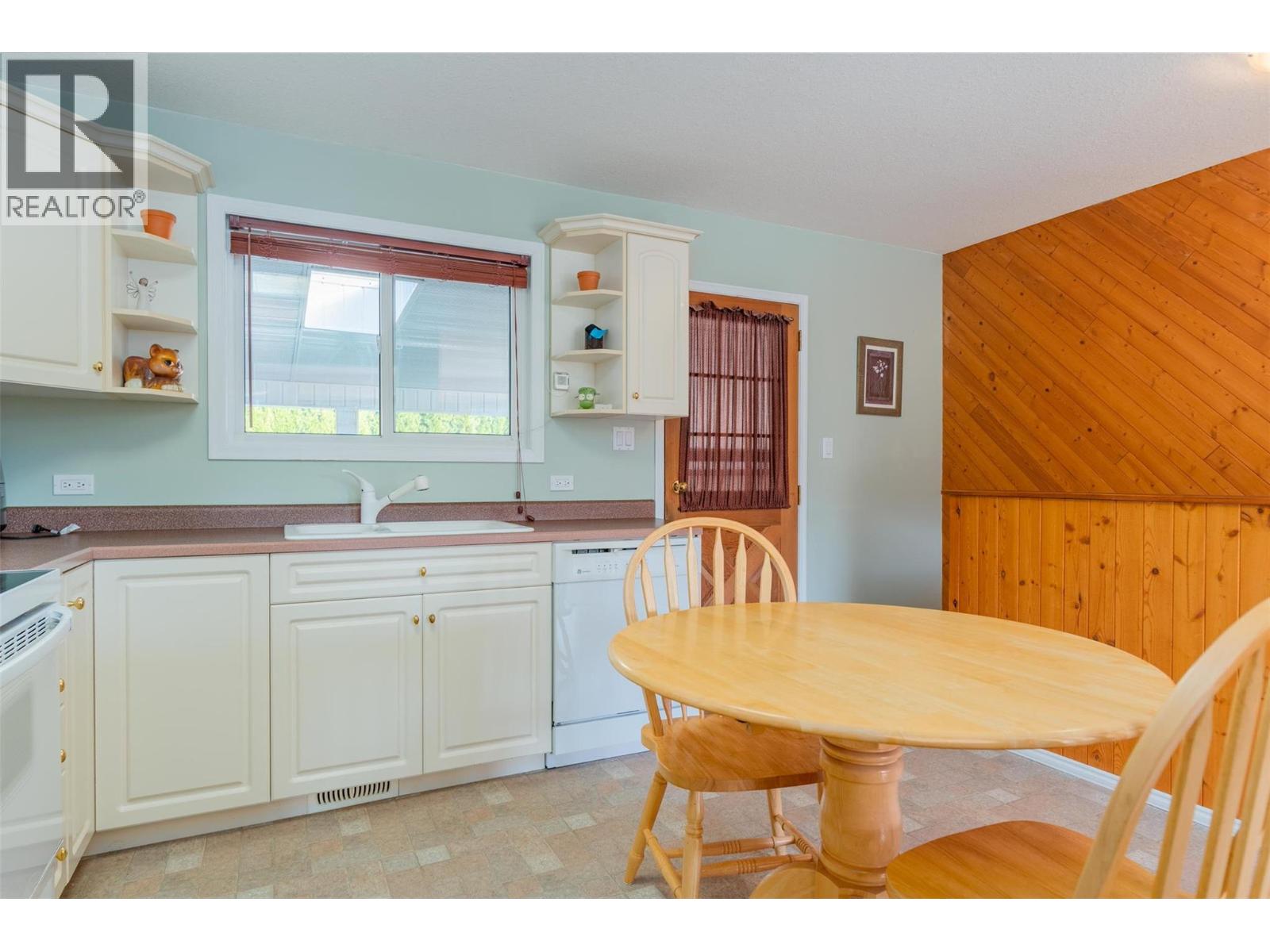 1043 Regan Crescent, Trail