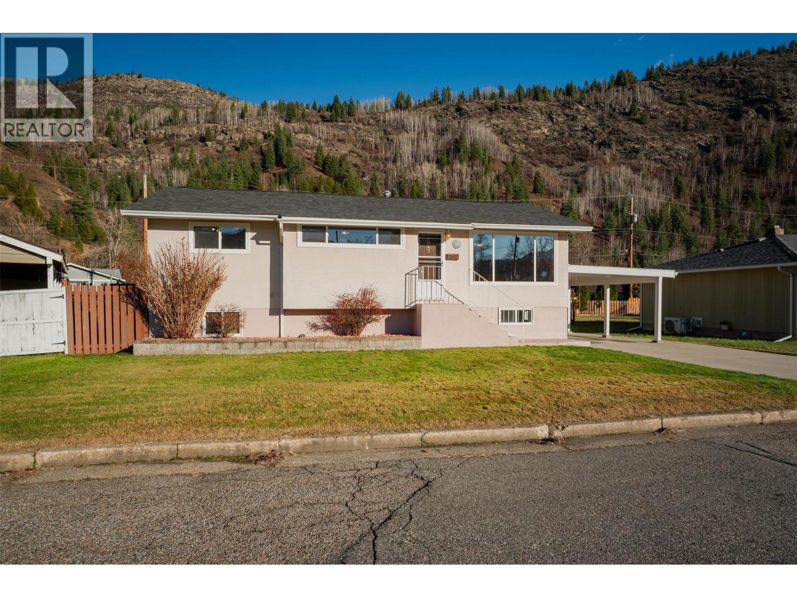 1043 Regan Crescent, Trail