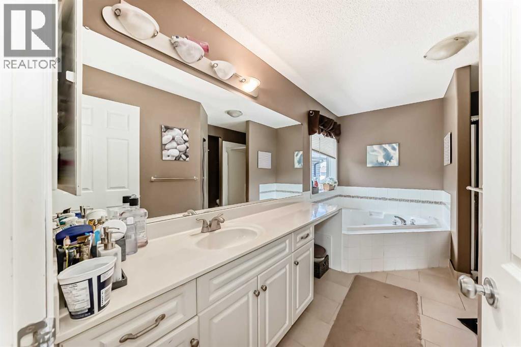 Single Family House for Sale in  Shawbrooke Park SW Shawnessy Calgary 