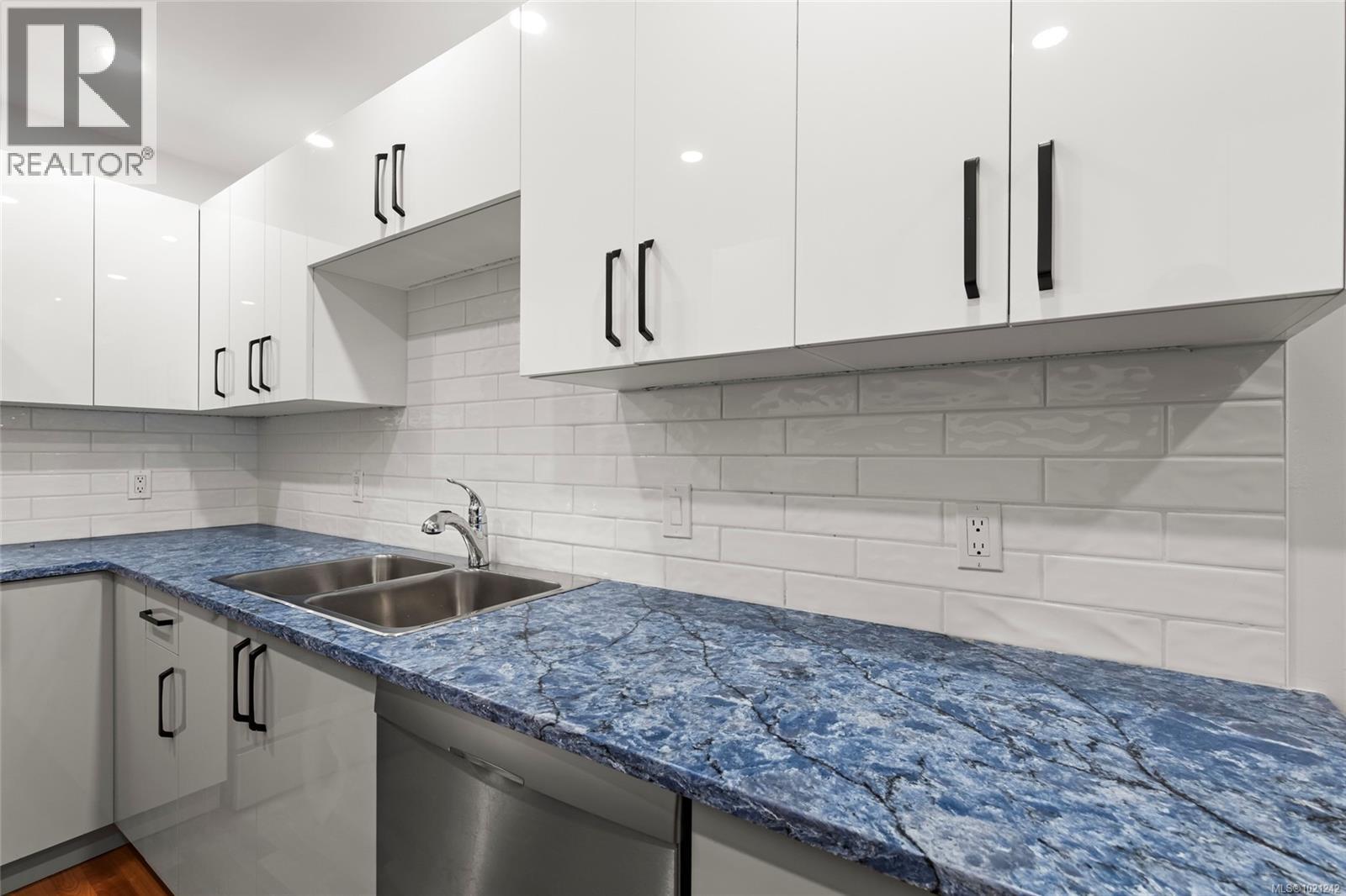 405 1875 Lansdowne Road, Saanich