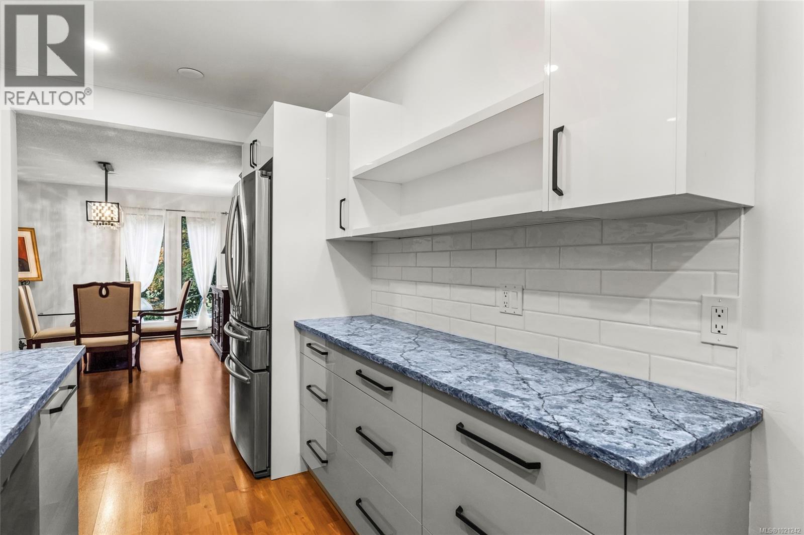 405 1875 Lansdowne Road, Saanich