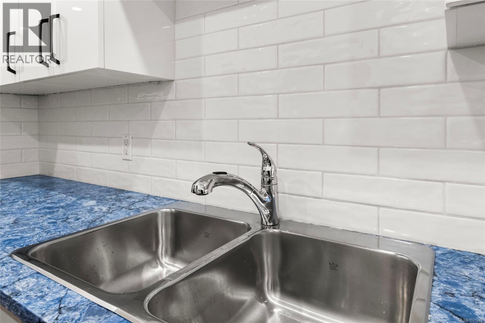 405 1875 Lansdowne Road, Saanich