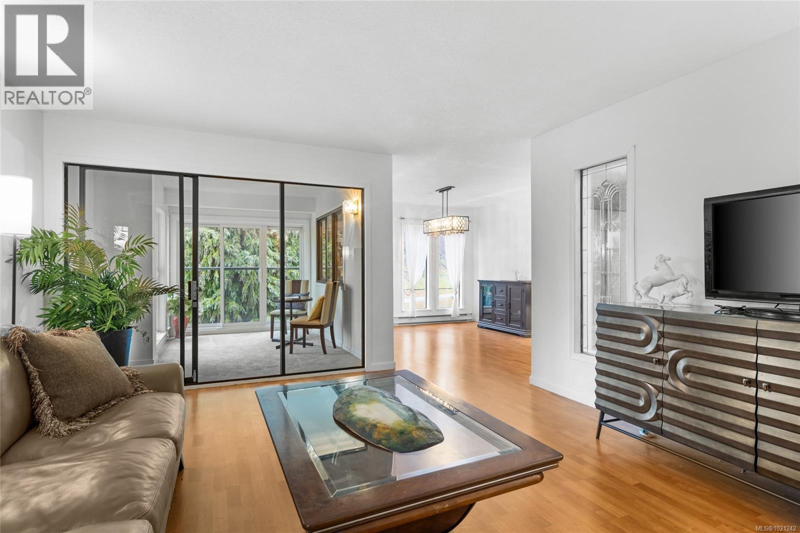 405 1875 Lansdowne Road, Saanich