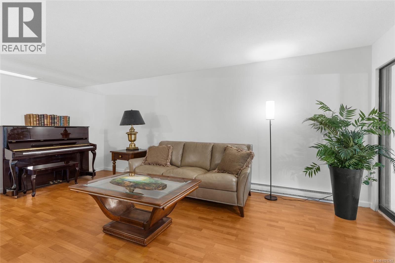 405 1875 Lansdowne Road, Saanich