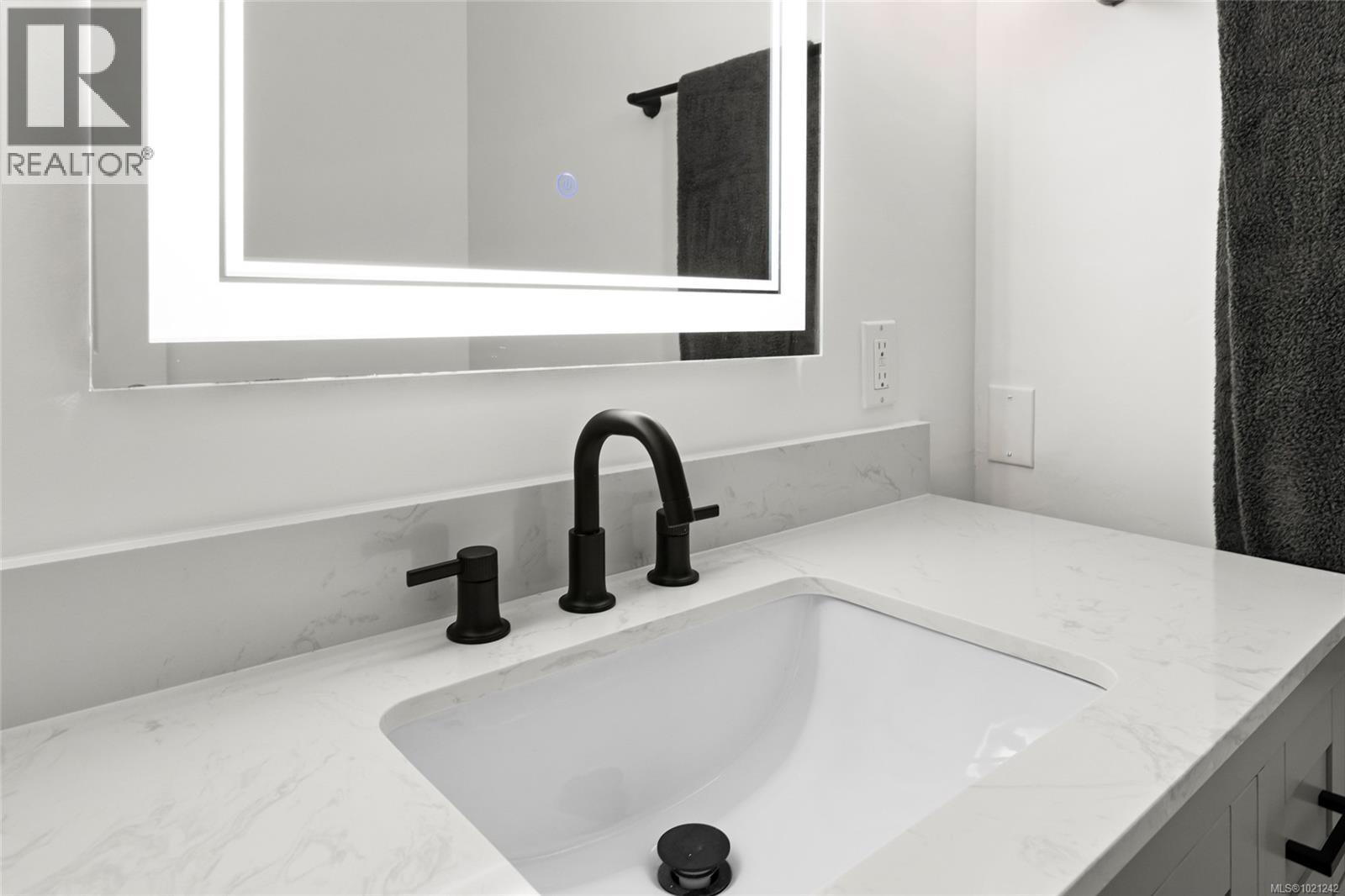 405 1875 Lansdowne Road, Saanich