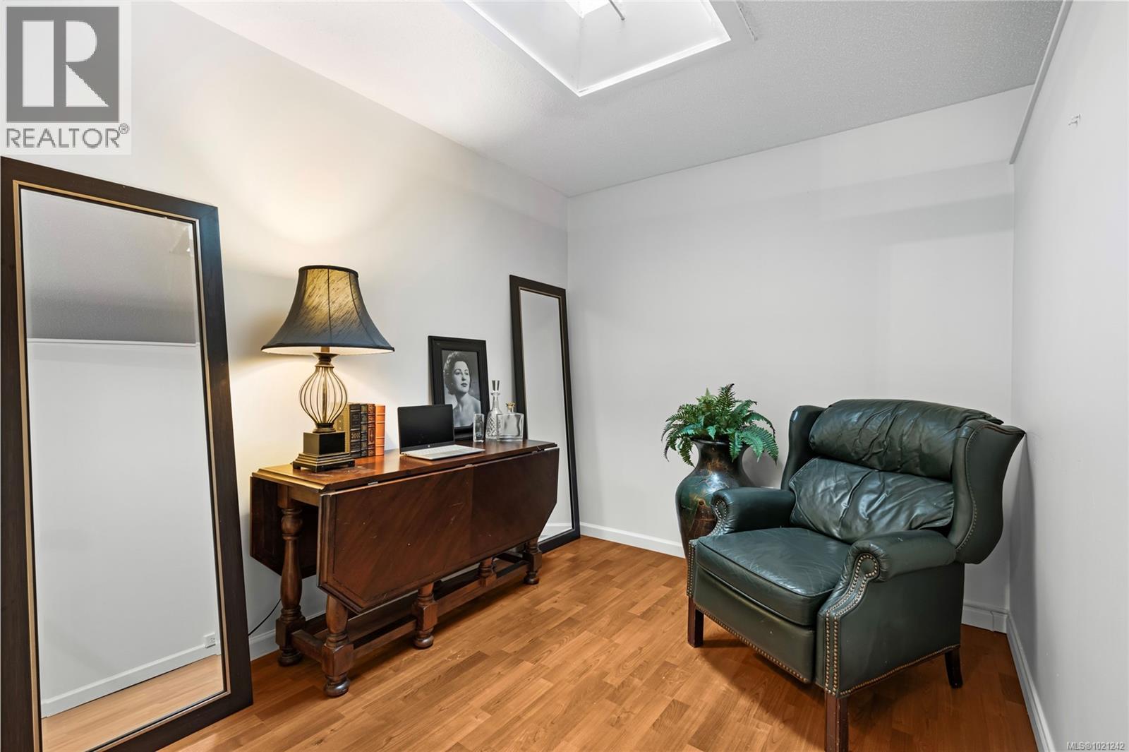 405 1875 Lansdowne Road, Saanich