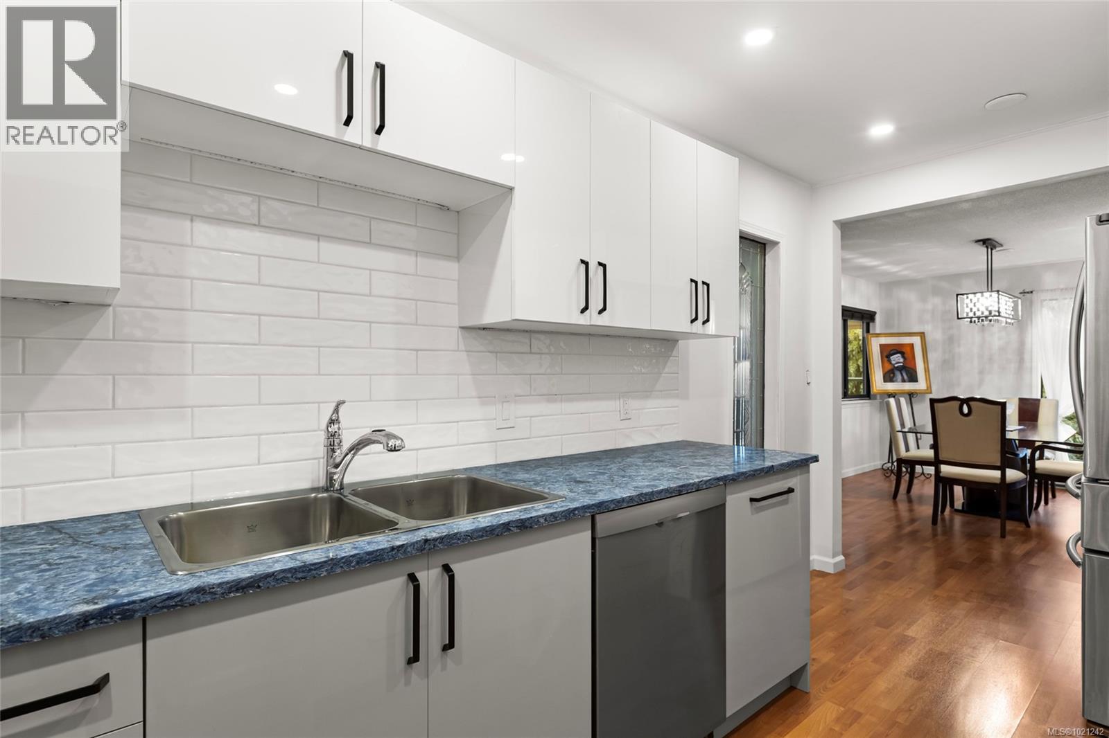 405 1875 Lansdowne Road, Saanich