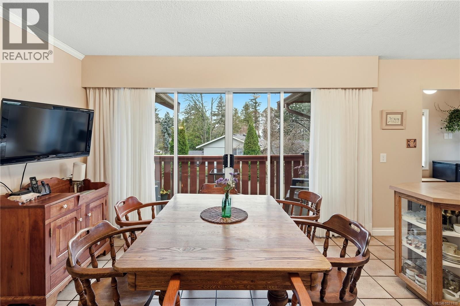  833 Alvarado Terrace, Saanich