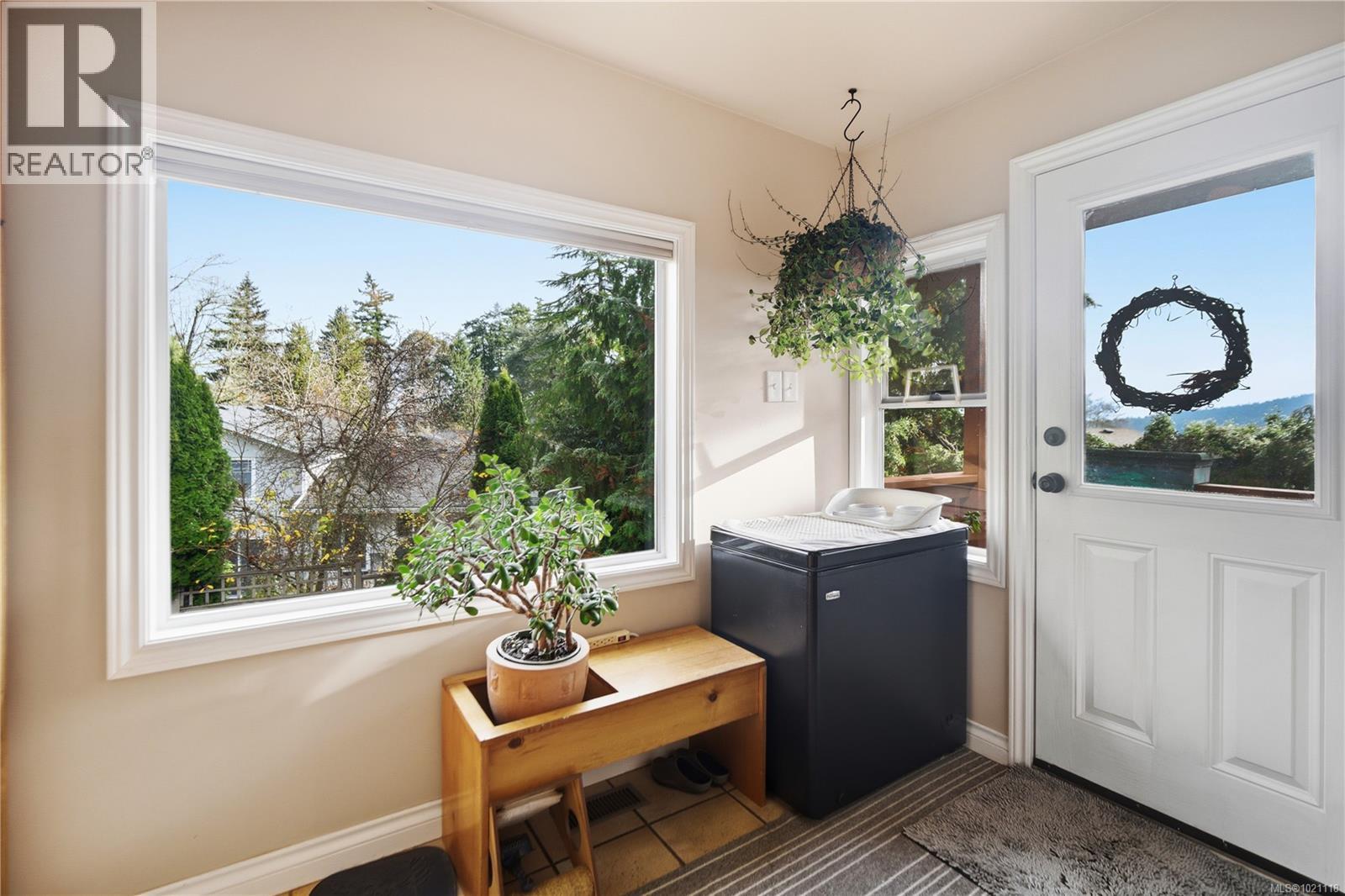  833 Alvarado Terrace, Saanich