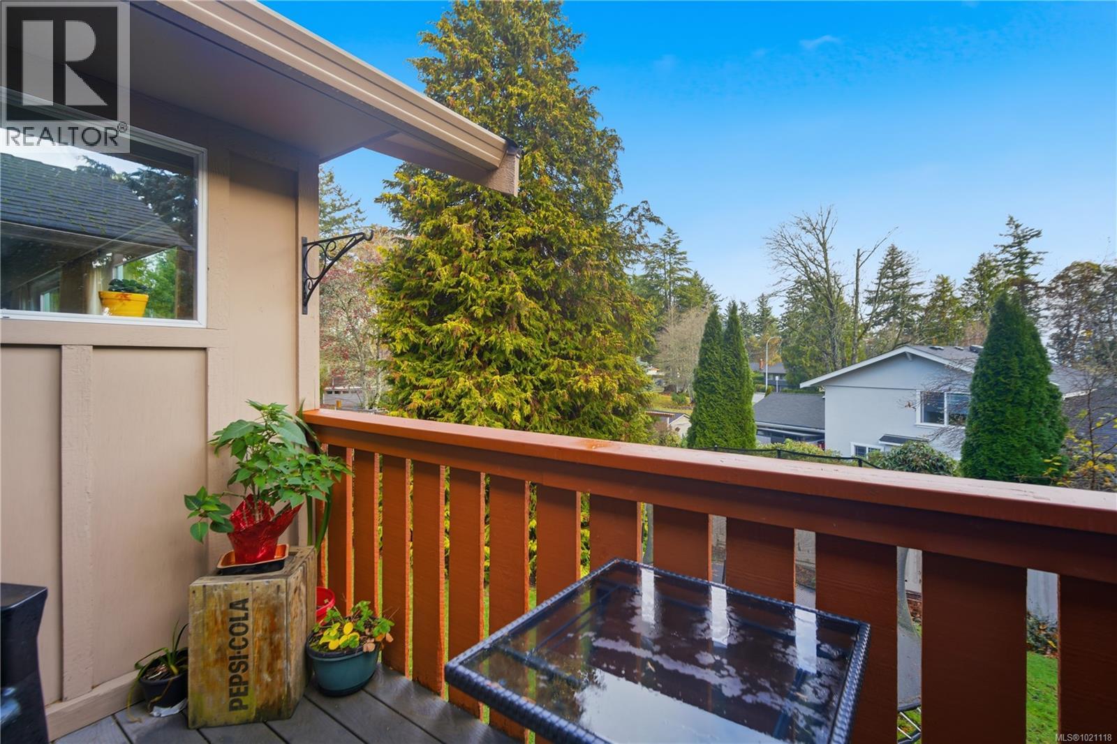  833 Alvarado Terrace, Saanich