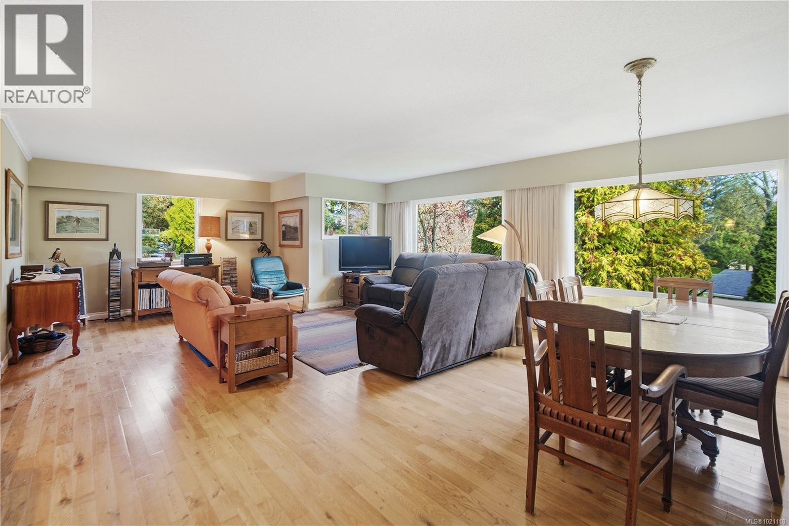  833 Alvarado Terrace, Saanich