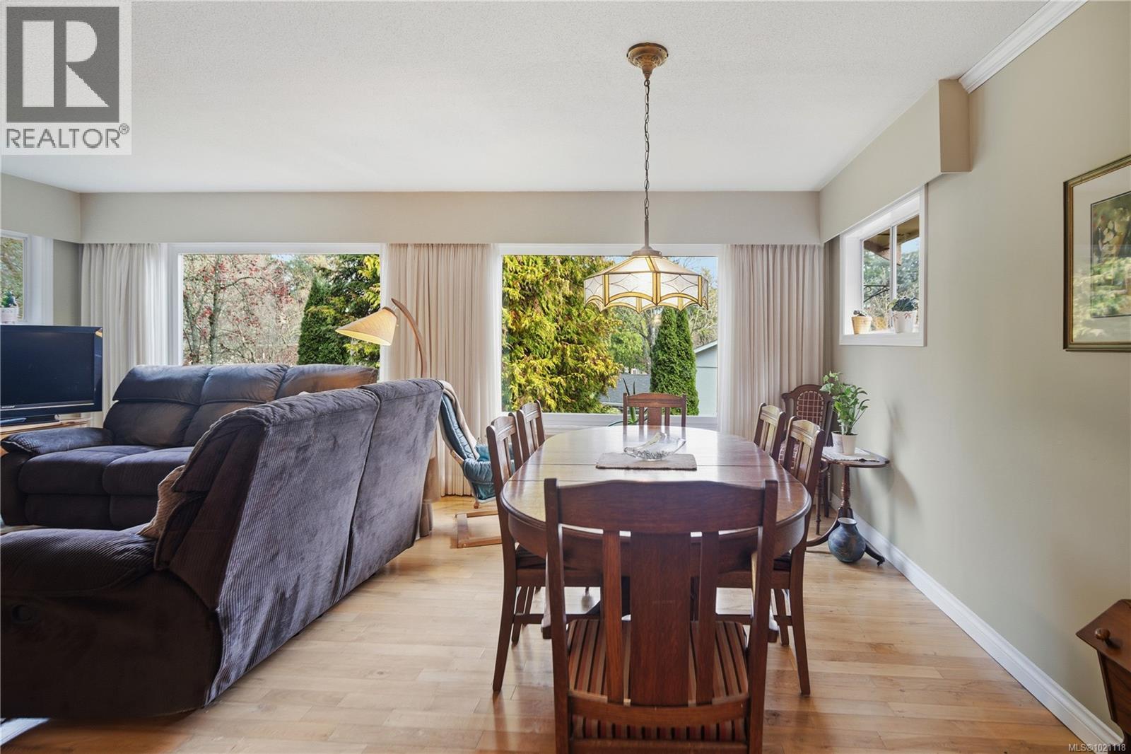  833 Alvarado Terrace, Saanich