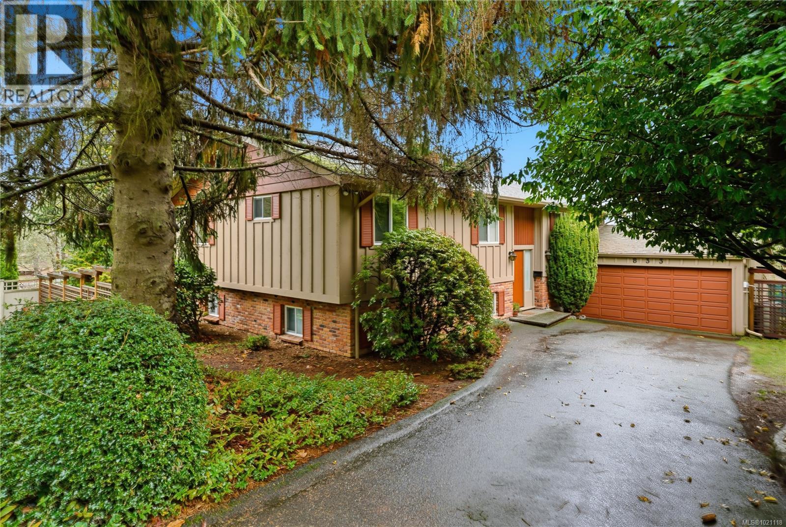  833 Alvarado Terrace, Saanich