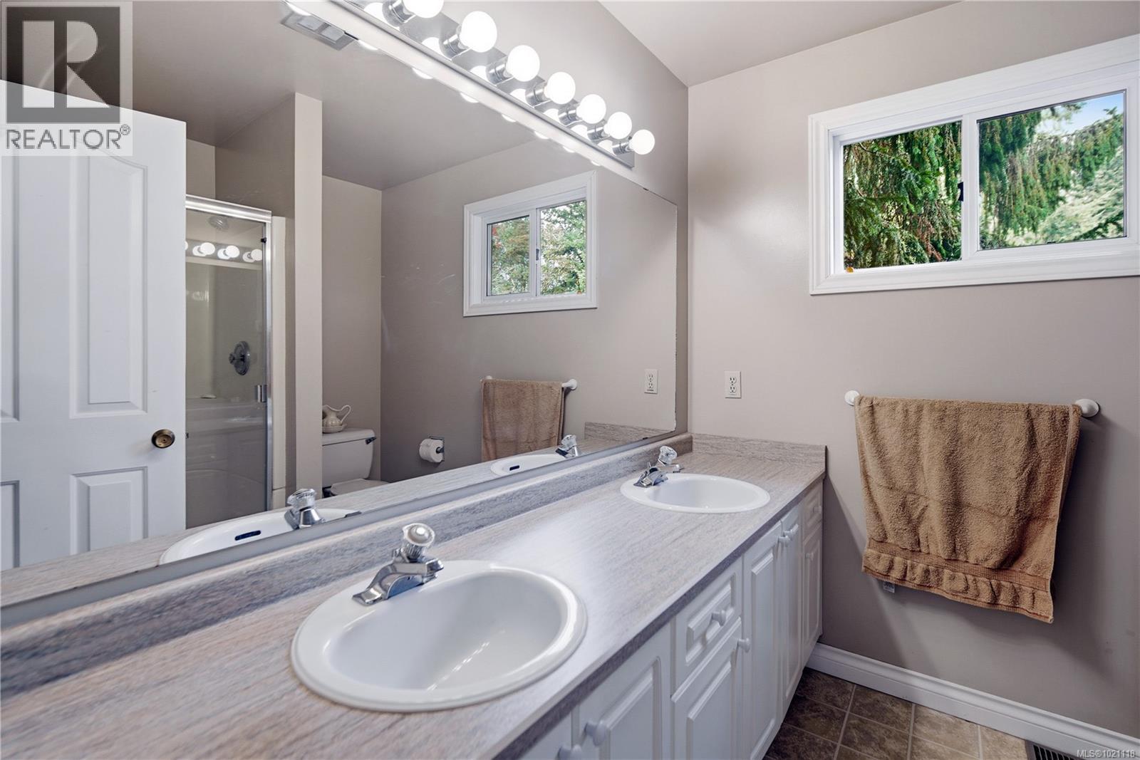  833 Alvarado Terrace, Saanich