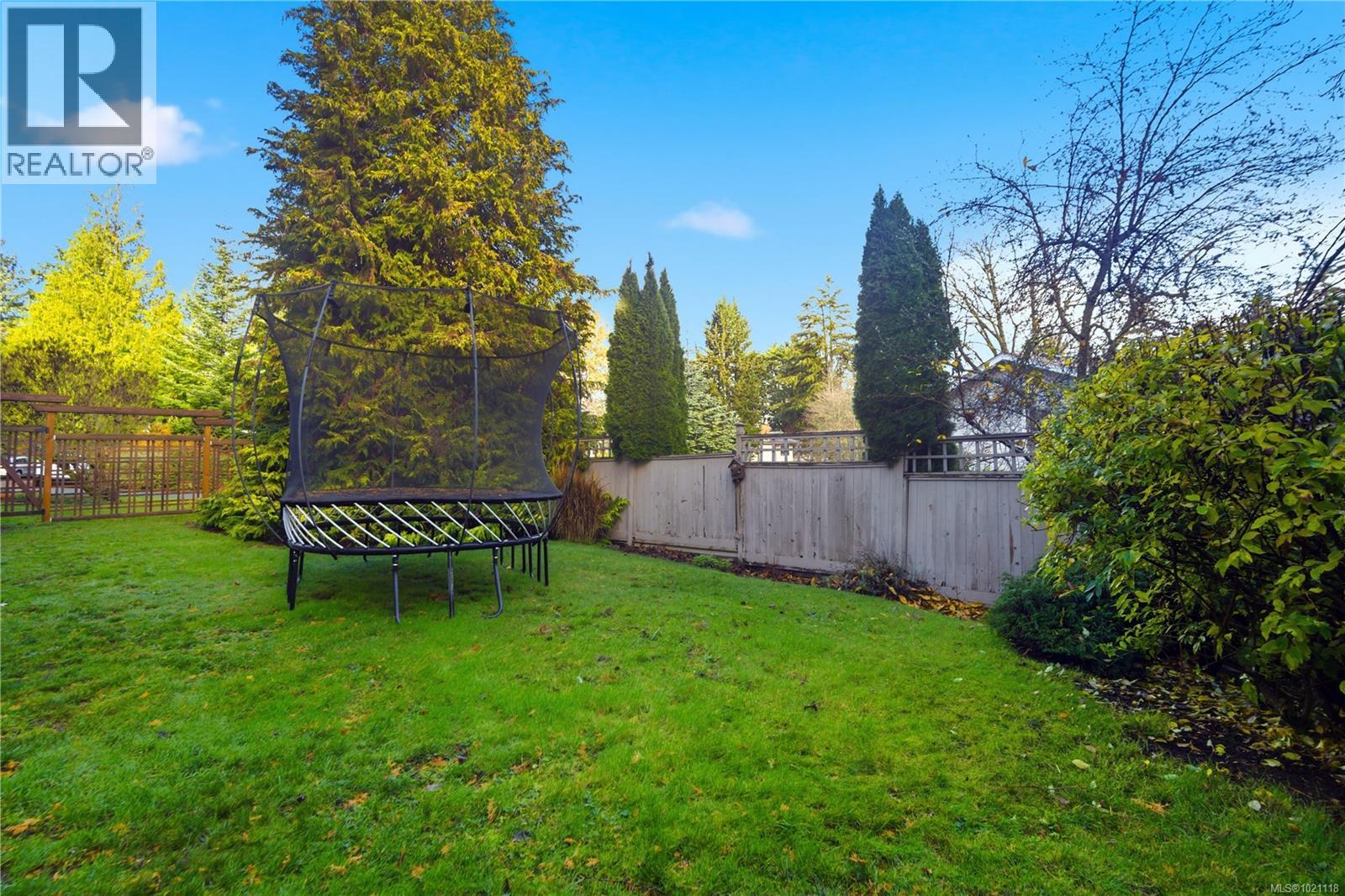  833 Alvarado Terrace, Saanich