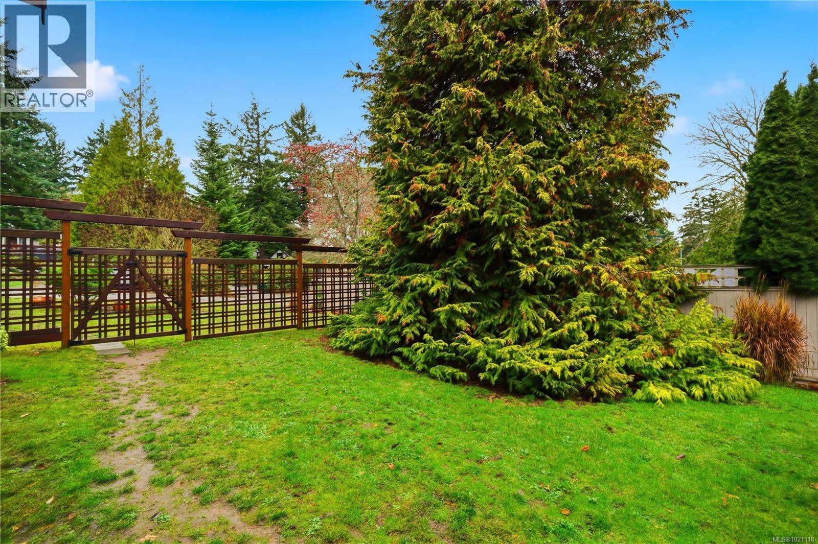  833 Alvarado Terrace, Saanich