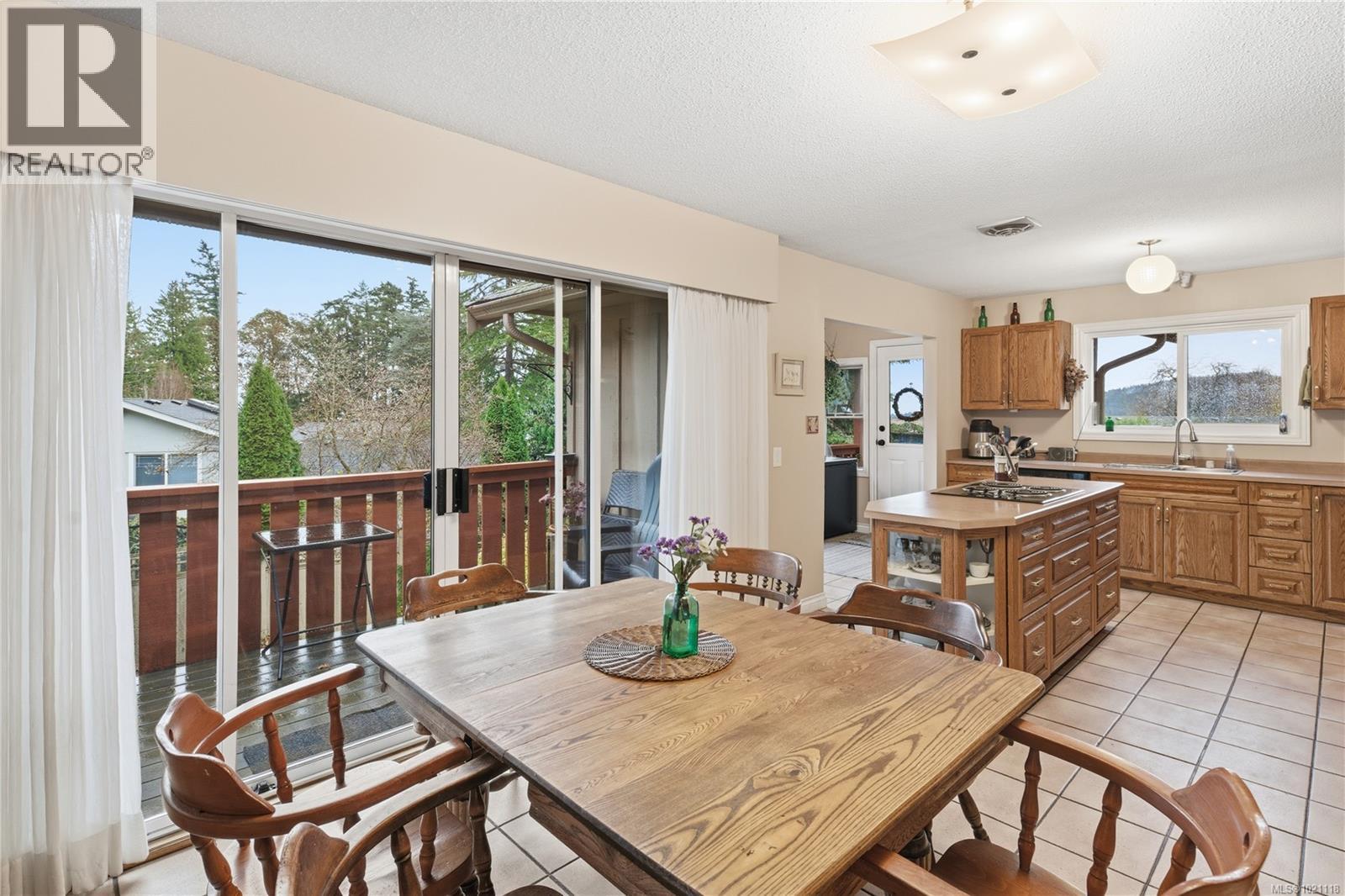  833 Alvarado Terrace, Saanich