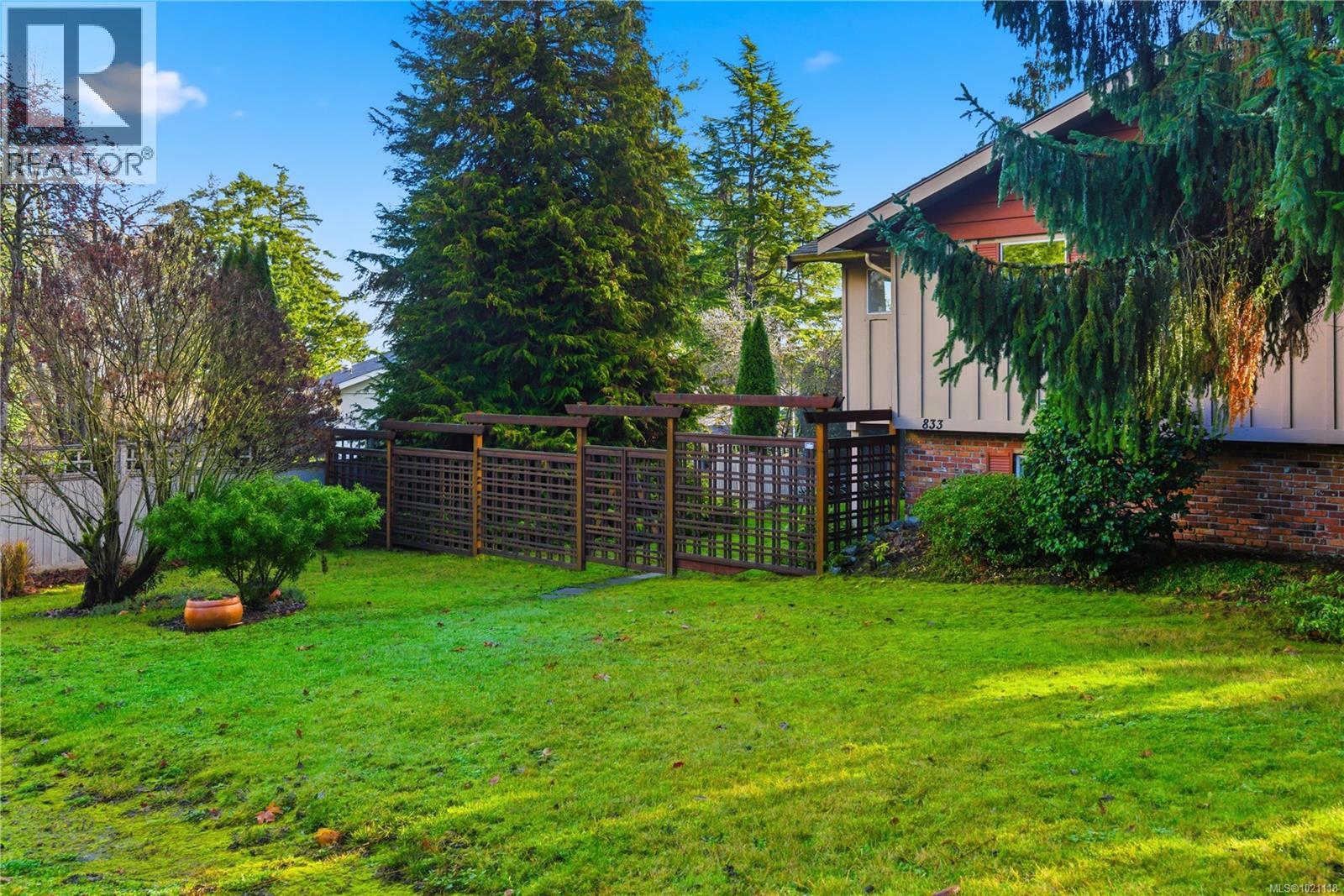  833 Alvarado Terrace, Saanich