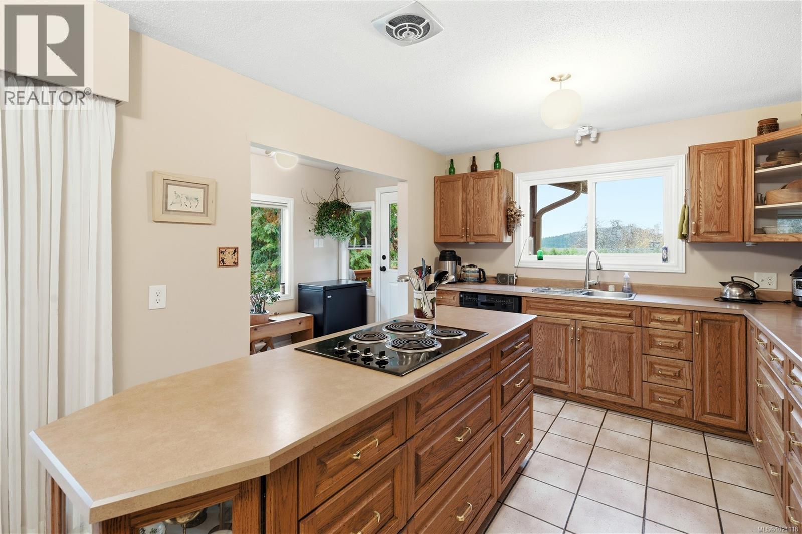  833 Alvarado Terrace, Saanich