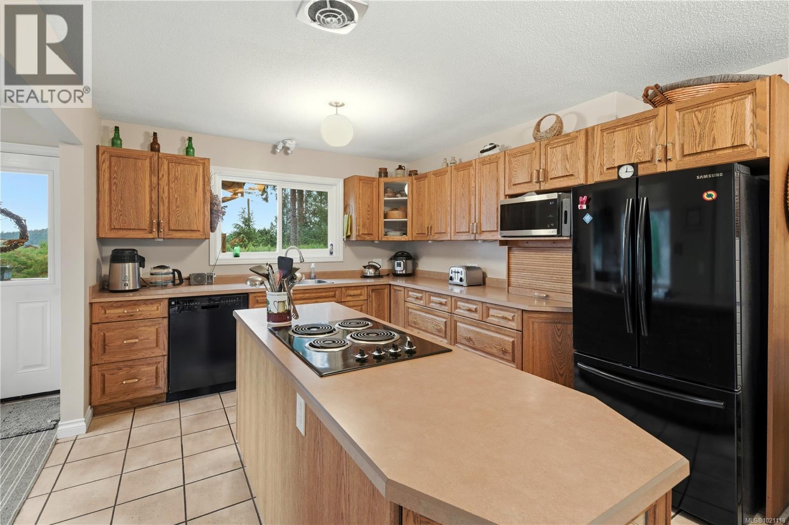  833 Alvarado Terrace, Saanich