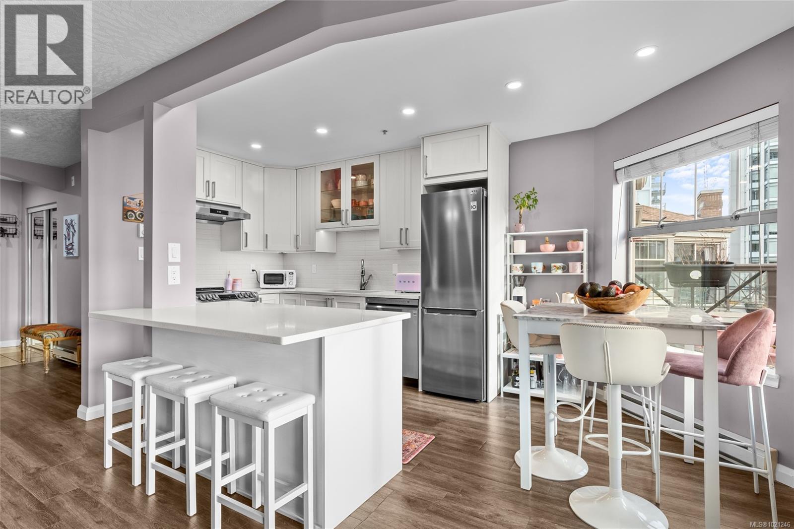 404 935 Johnson Street, Victoria