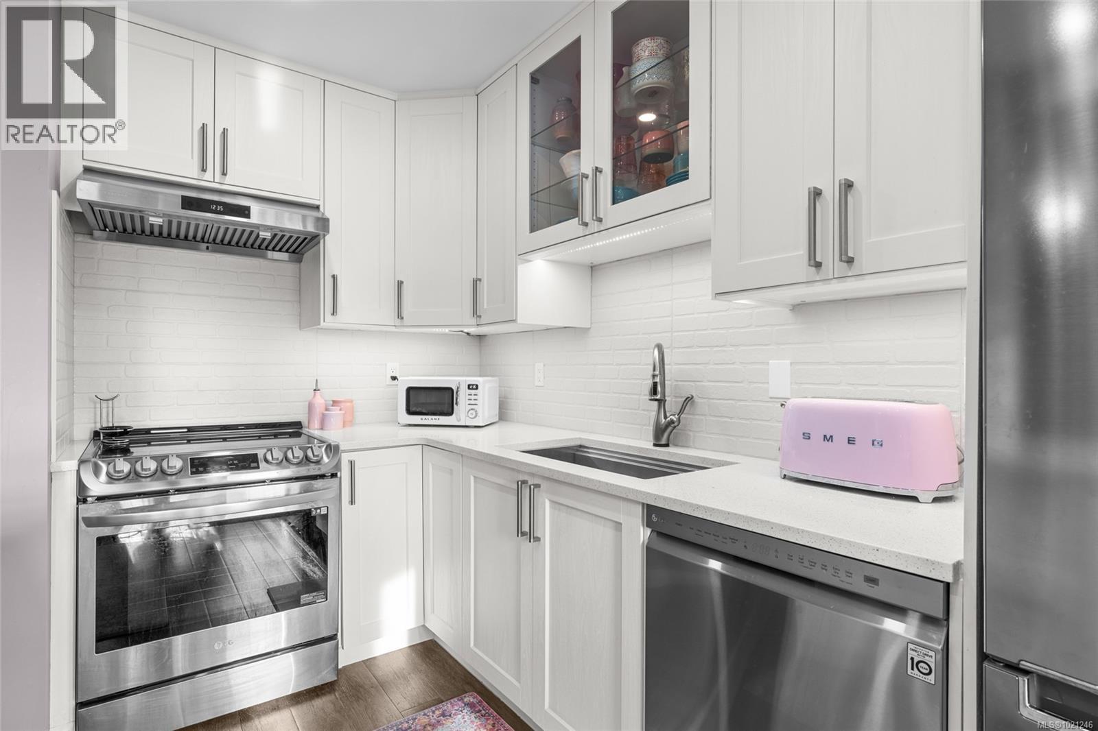 404 935 Johnson Street, Victoria